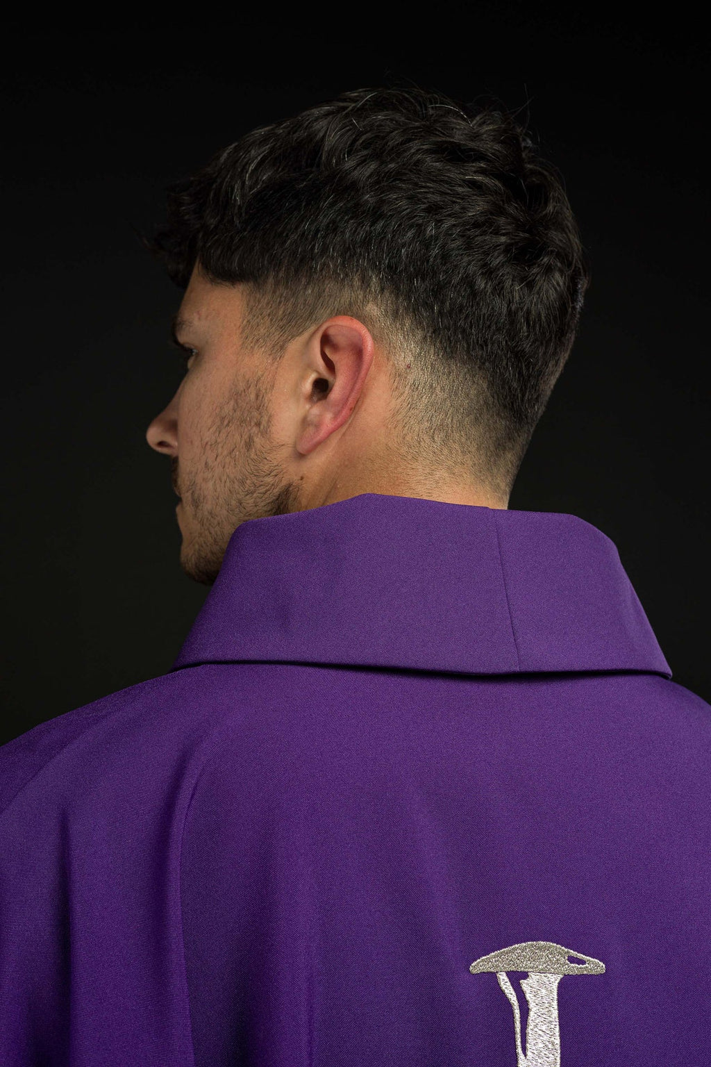 Fioletowy ornat z srebrnym haftowanym Krzyżem na Wielki Post - ORNATY.PL