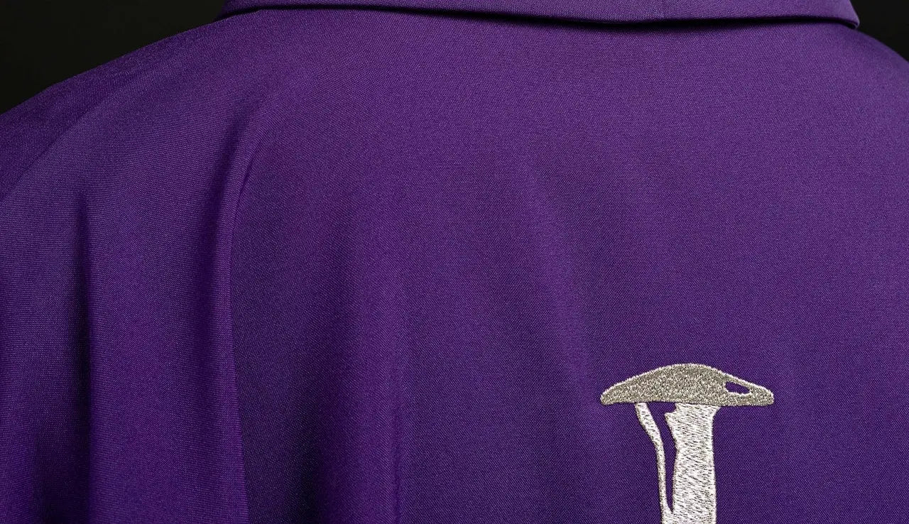 Chasuble violette avec croix brodée argentée pour le Carême