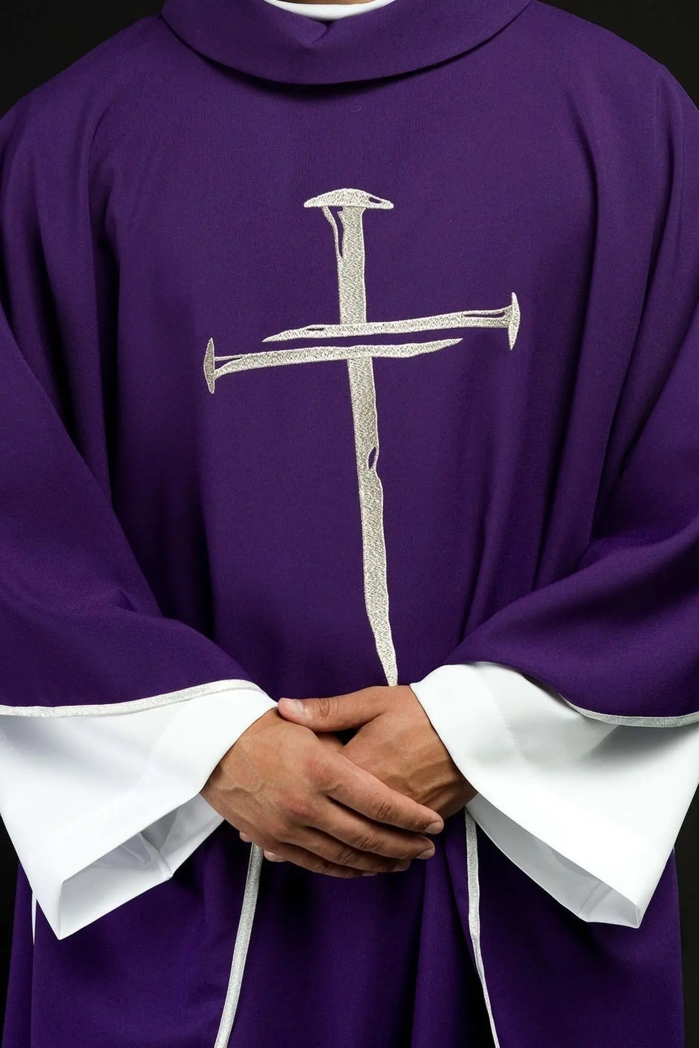 Chasuble violette avec croix brodée argentée pour le Carême