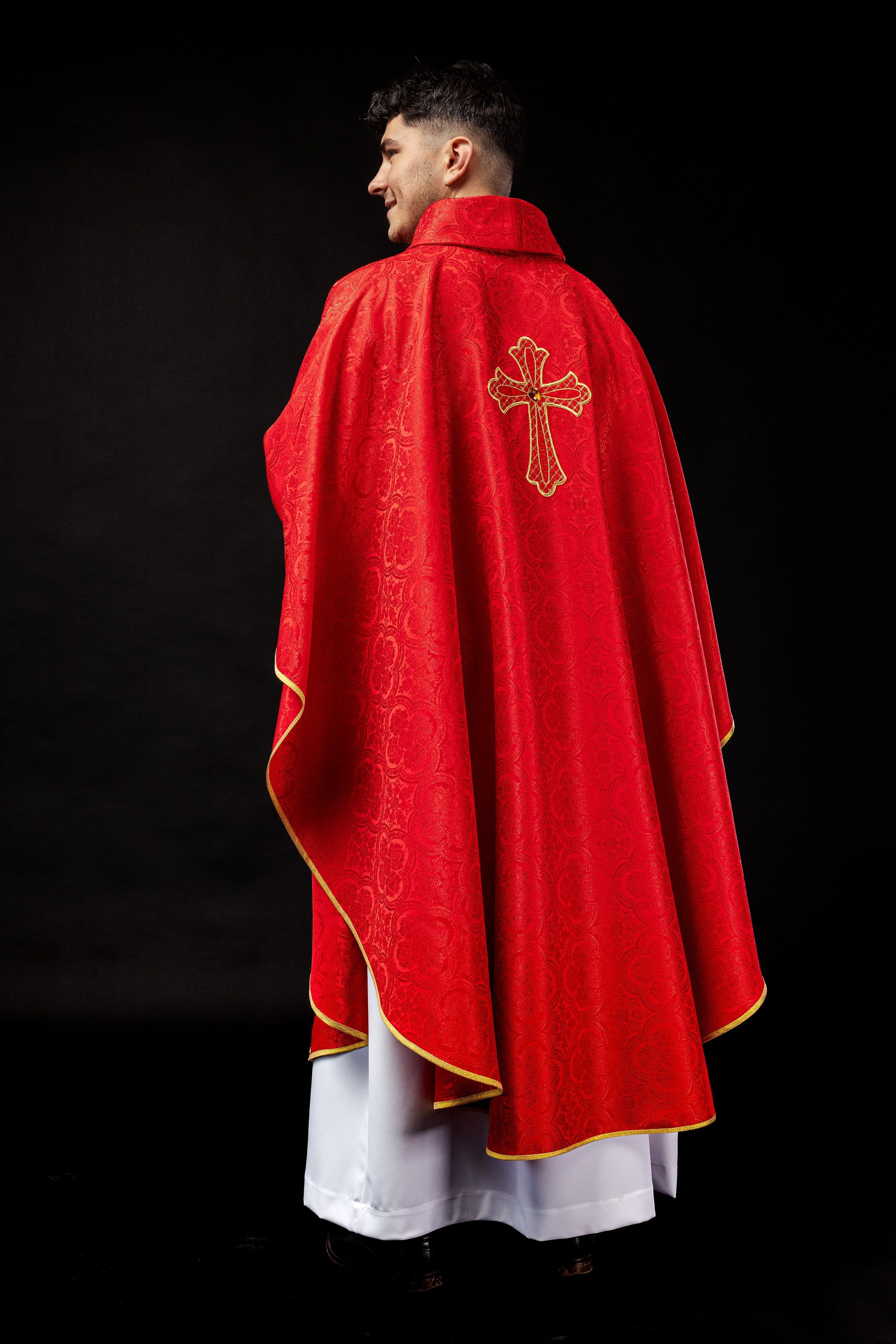 Chasuble brodée avec symbole de la croix Rouge