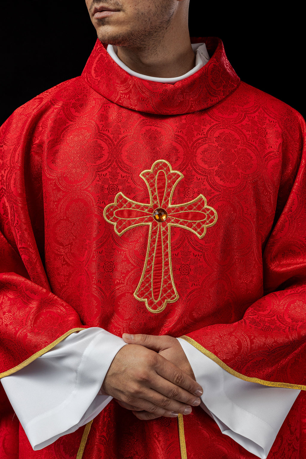 Chasuble brodée avec symbole de la croix Rouge