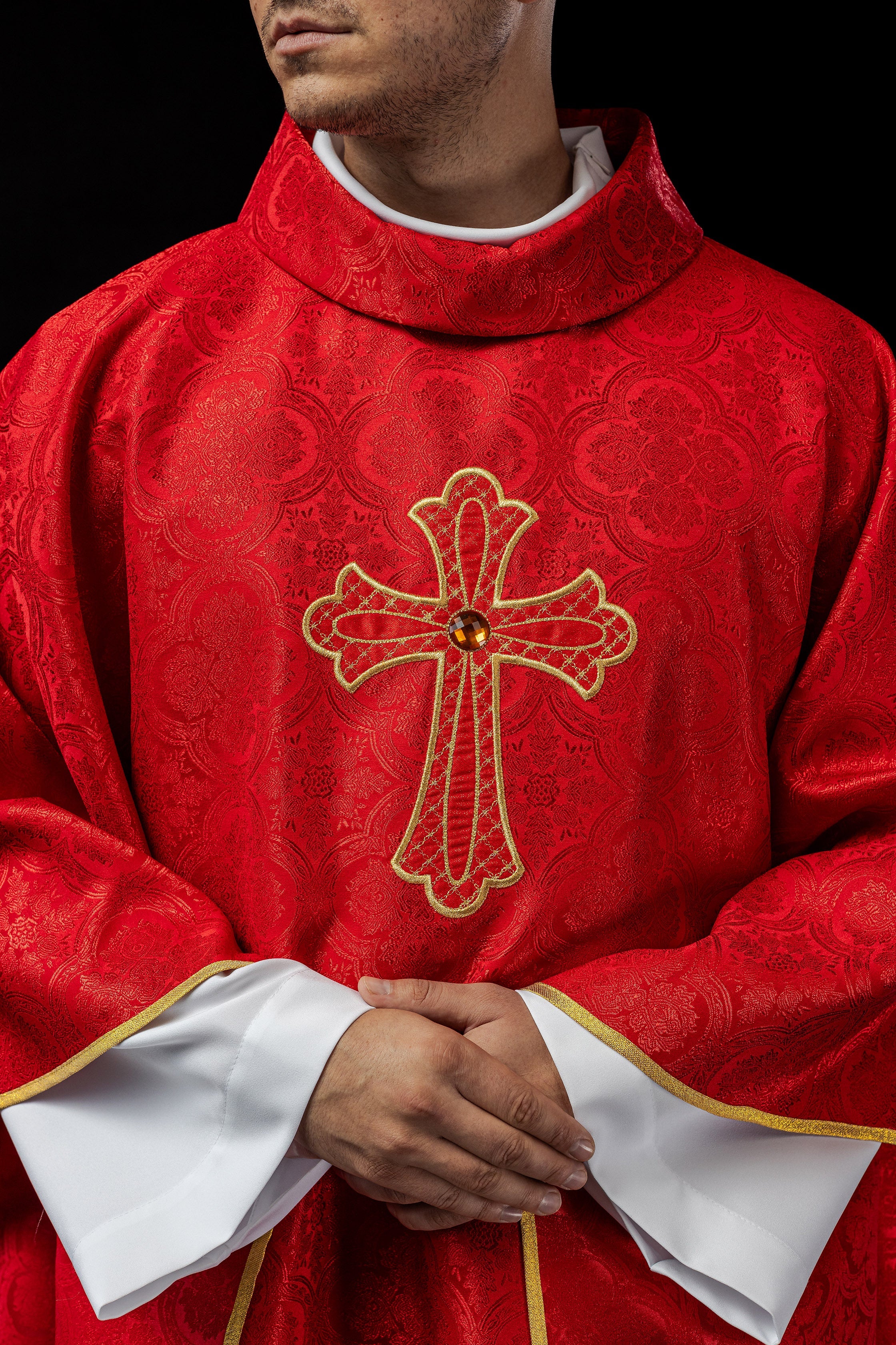 Chasuble brodée avec symbole de la croix Rouge