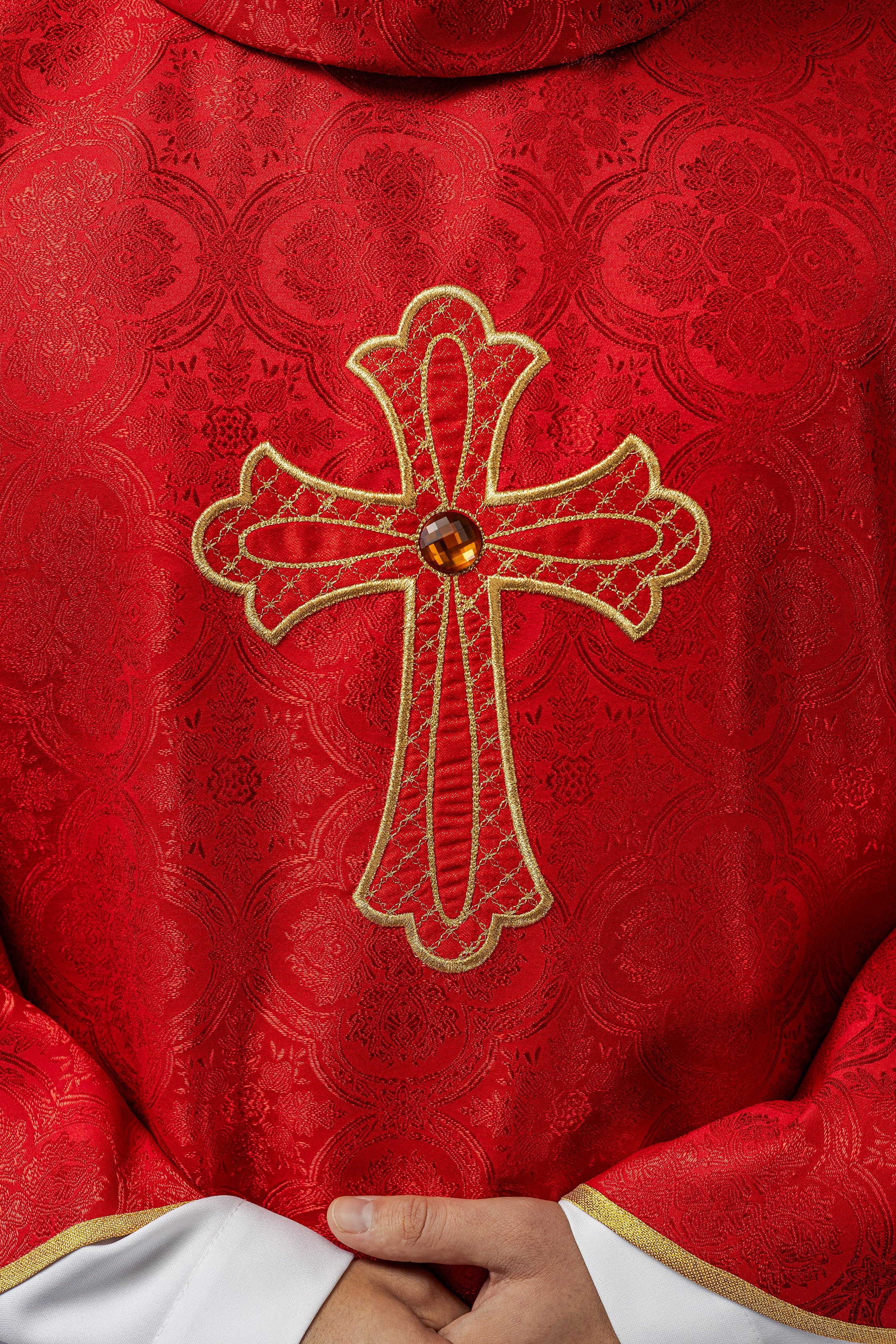 Chasuble brodée avec symbole de la croix Rouge