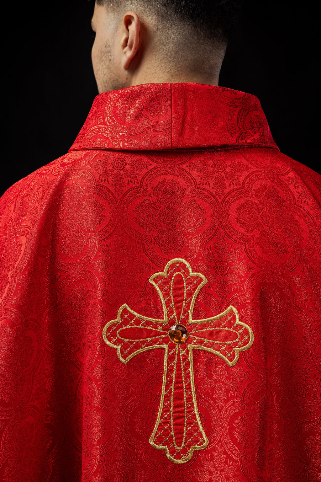 Chasuble brodée avec symbole de la croix Rouge