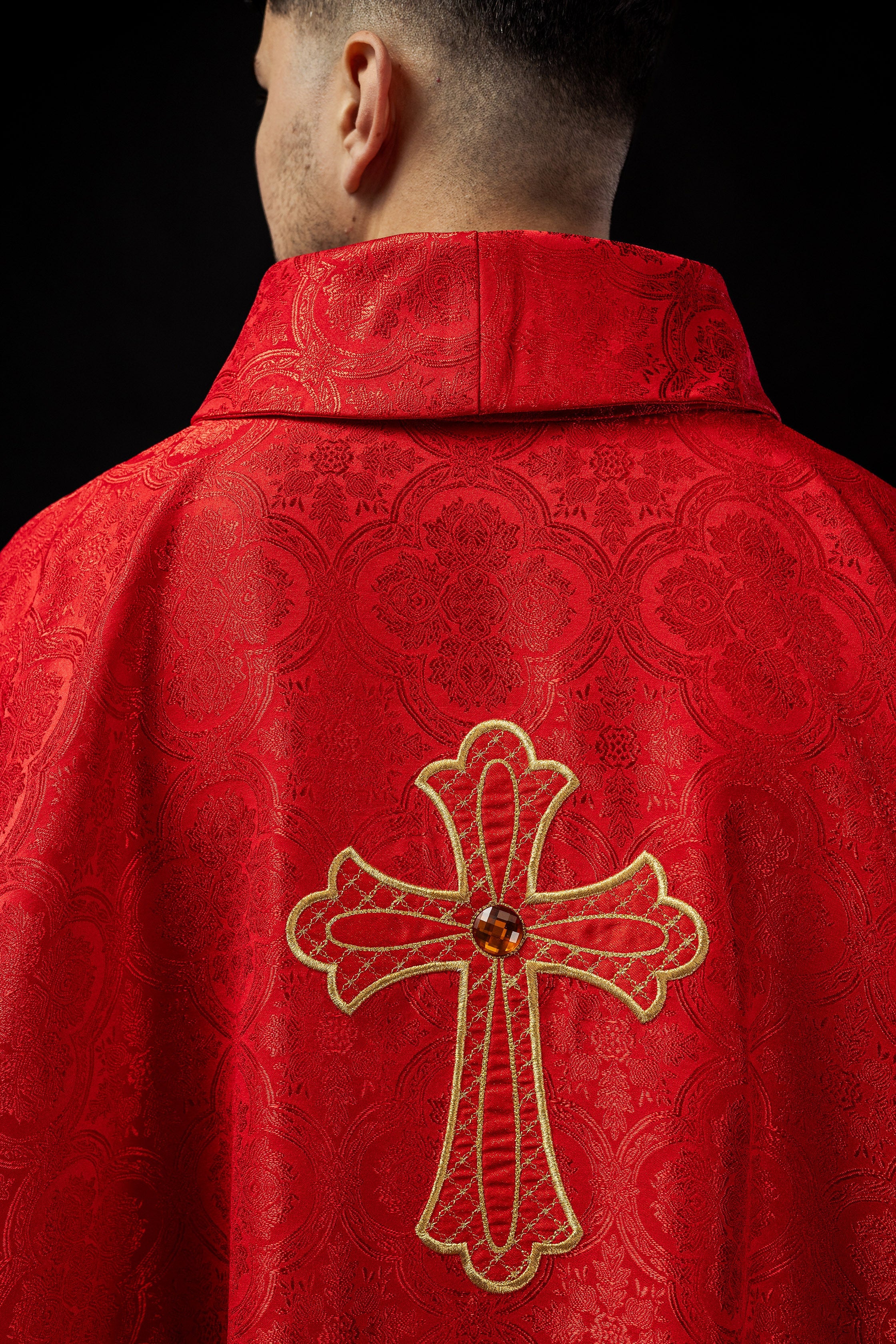Chasuble brodée avec symbole de la croix Rouge
