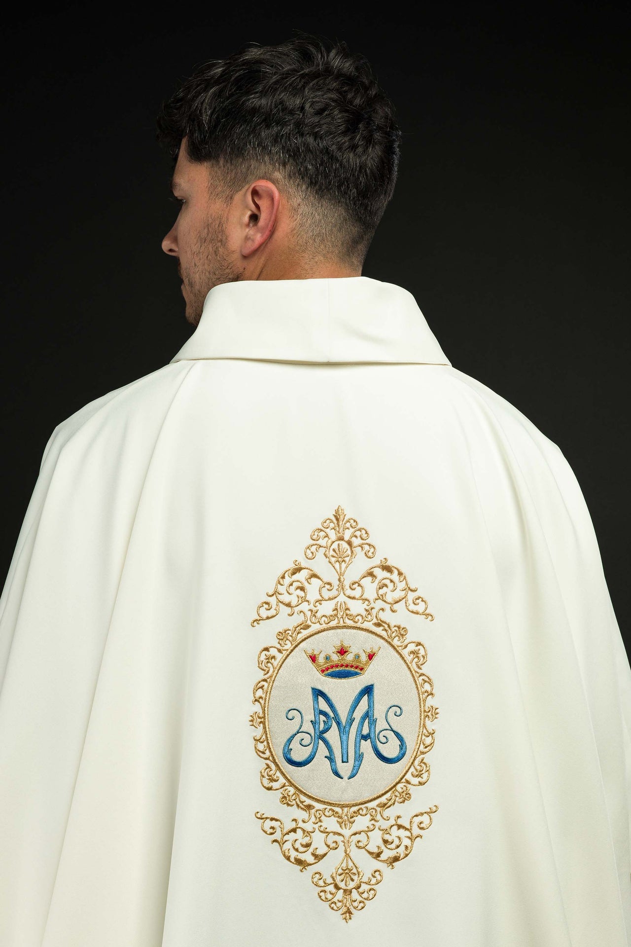 Ornat z motywem maryjnym otoczonym złotym haftem - ORNATY.PL