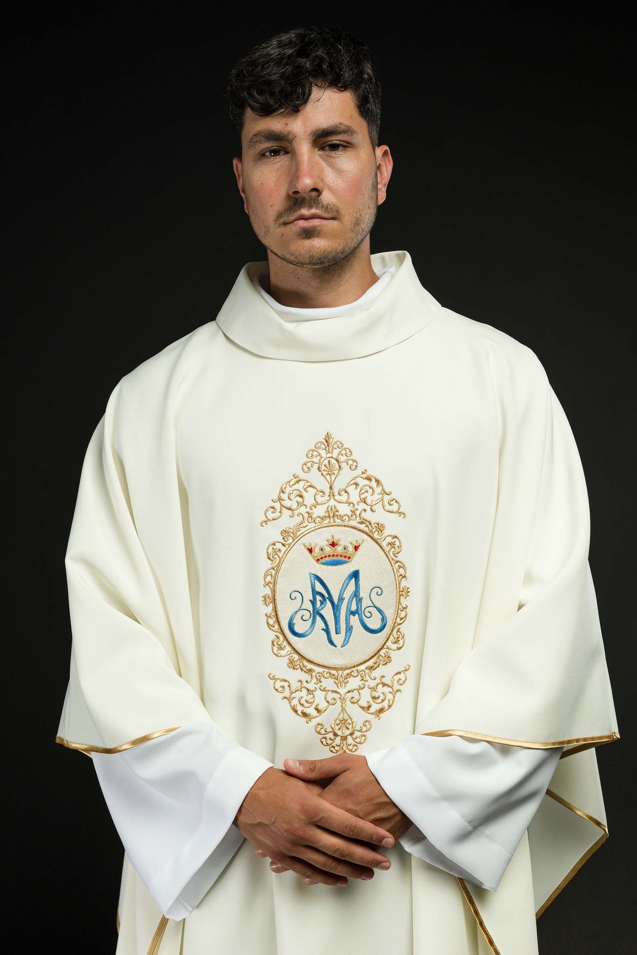 Ornat z motywem maryjnym otoczonym złotym haftem - ORNATY.PL