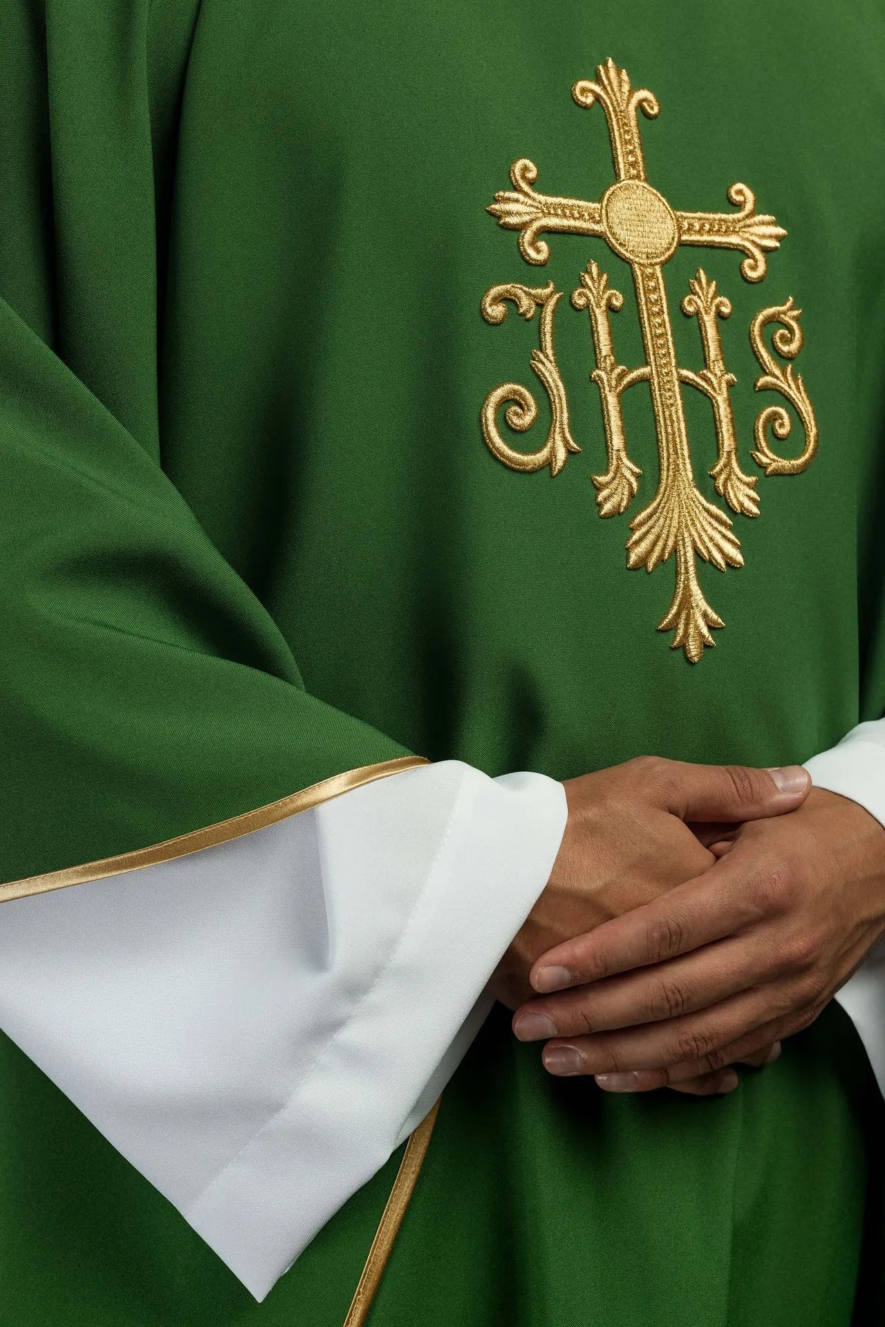 Chasuble verte JHS avec broderie en relief