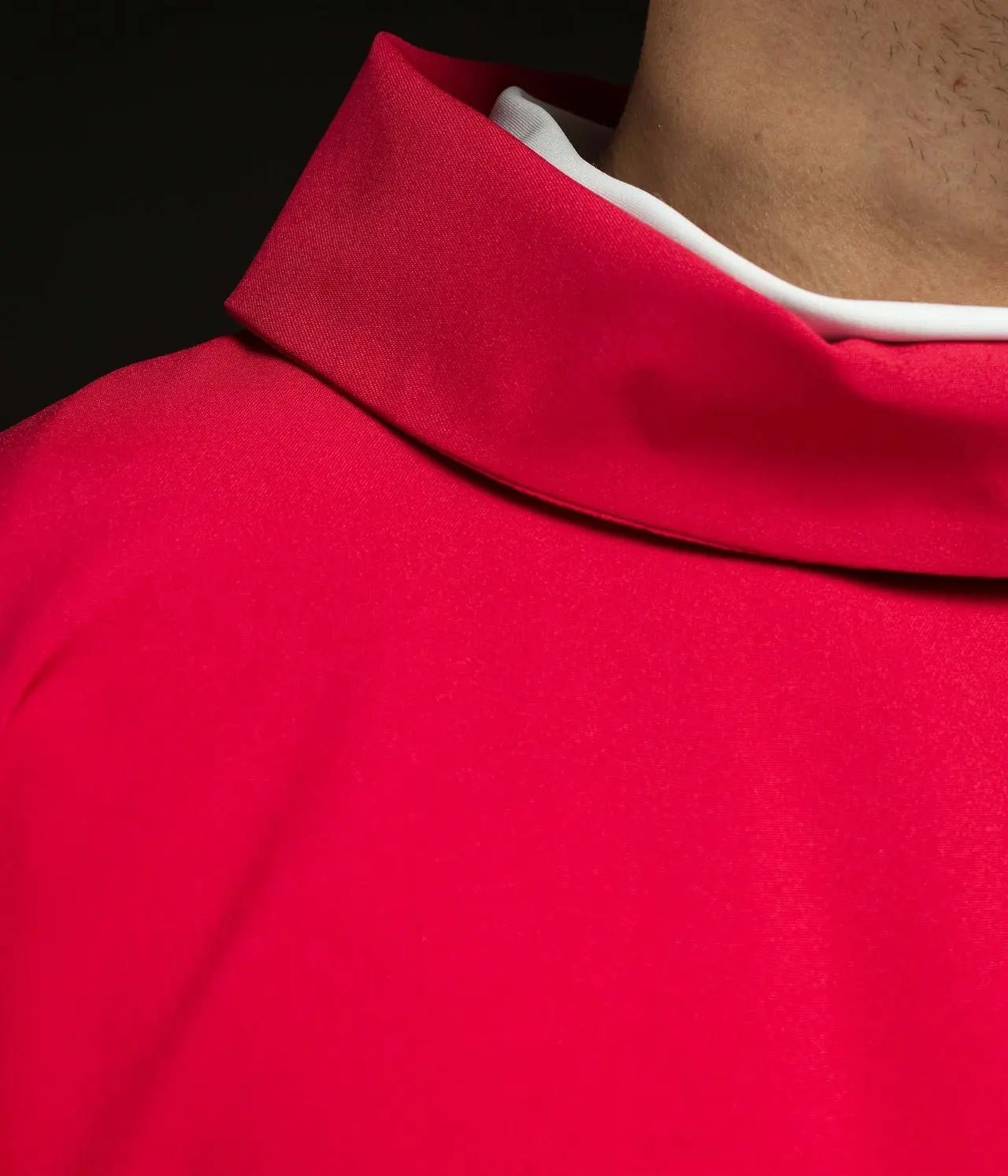 Chasuble rouge brodée avec symbole JHS