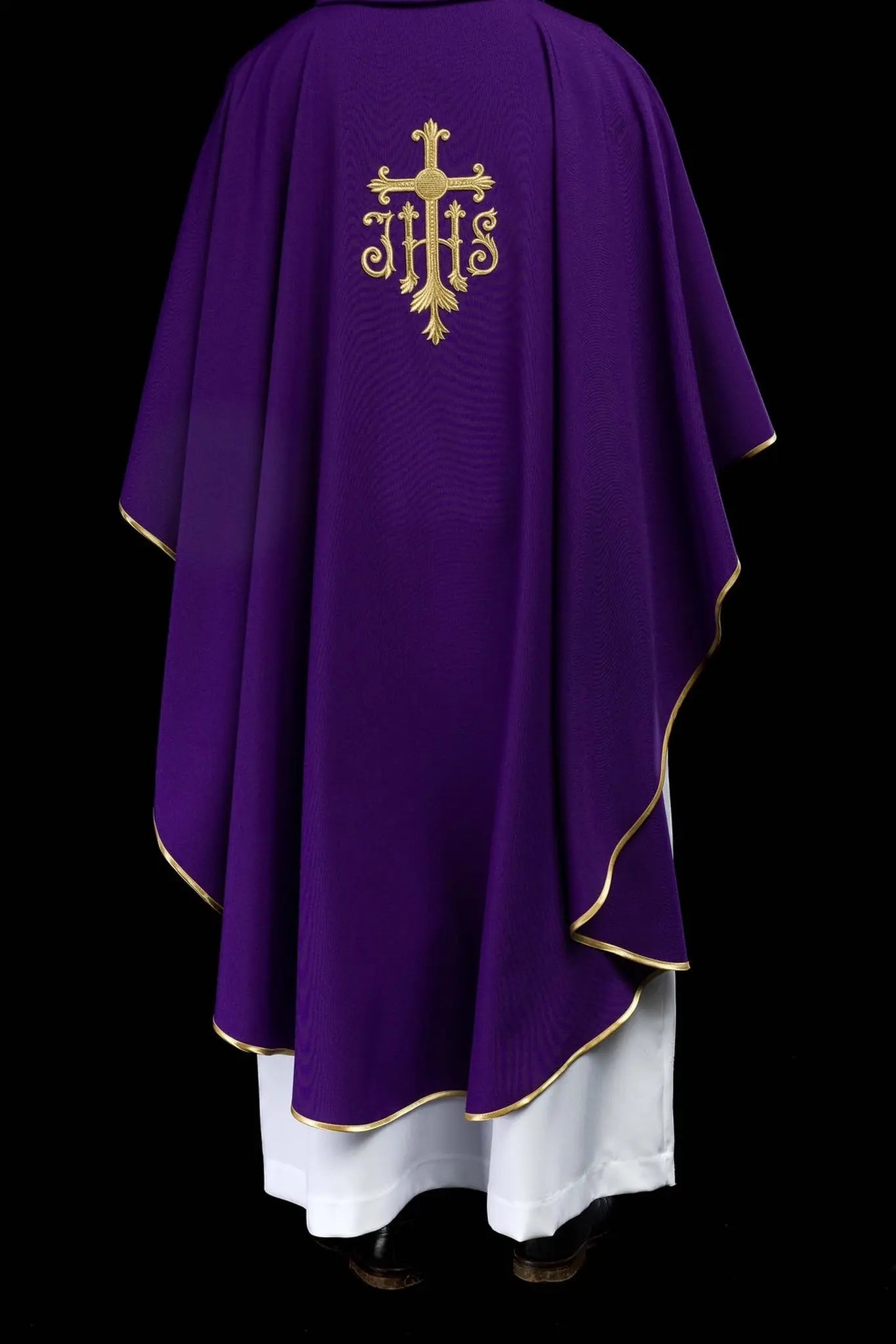 Chasuble violette brodée avec croix et JHS