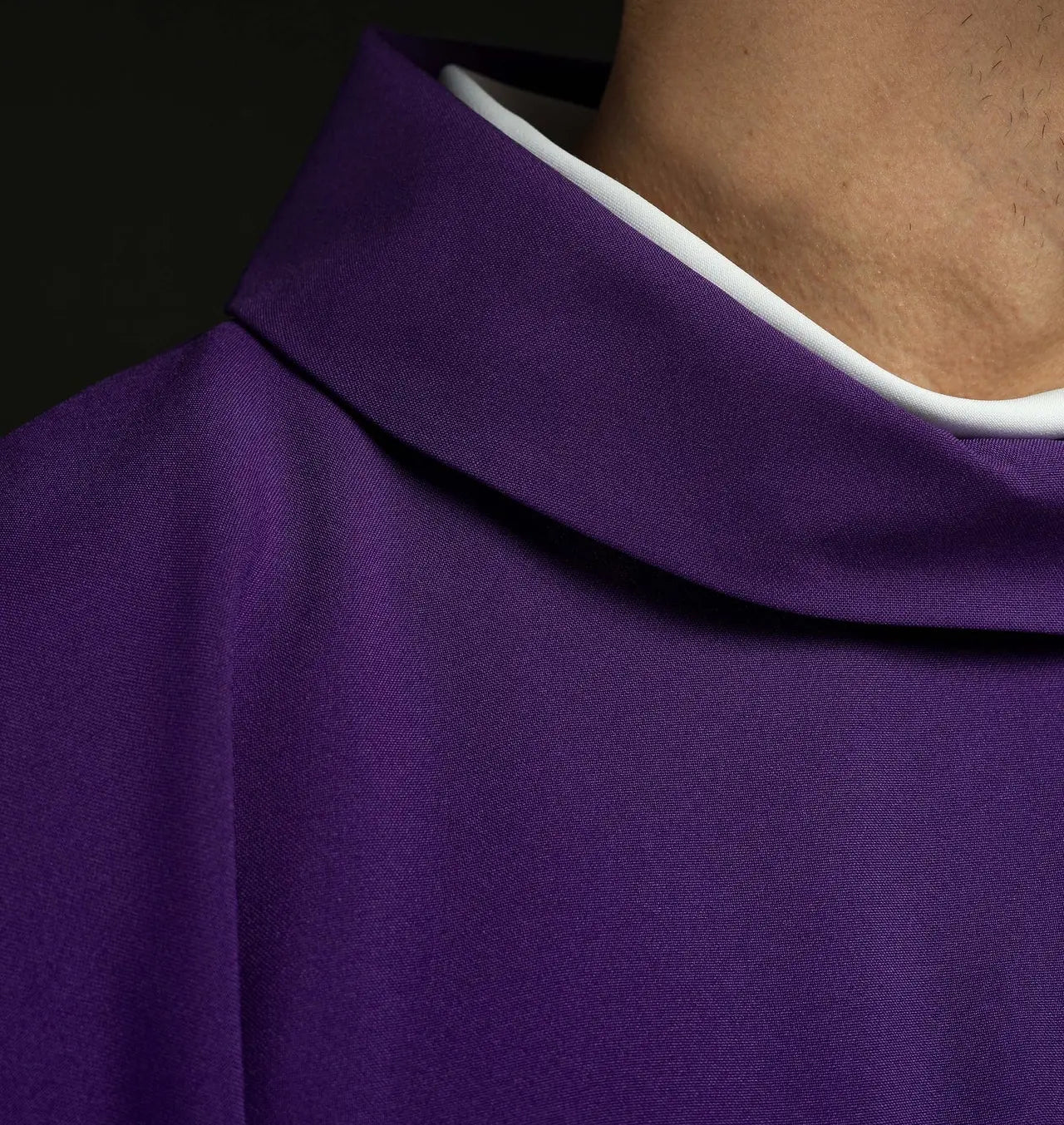 Chasuble violette brodée avec croix et JHS