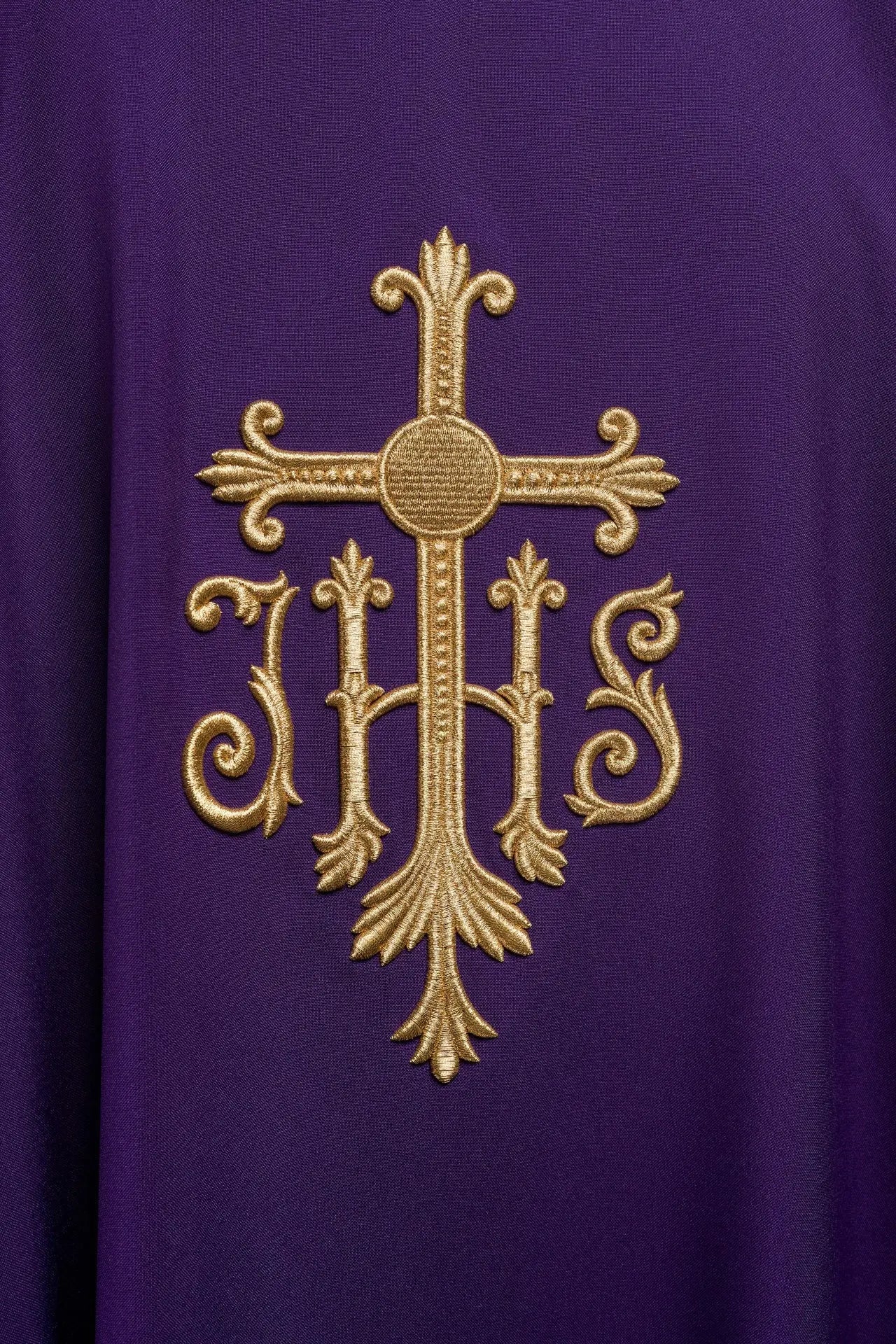 Chasuble violette brodée avec croix et JHS