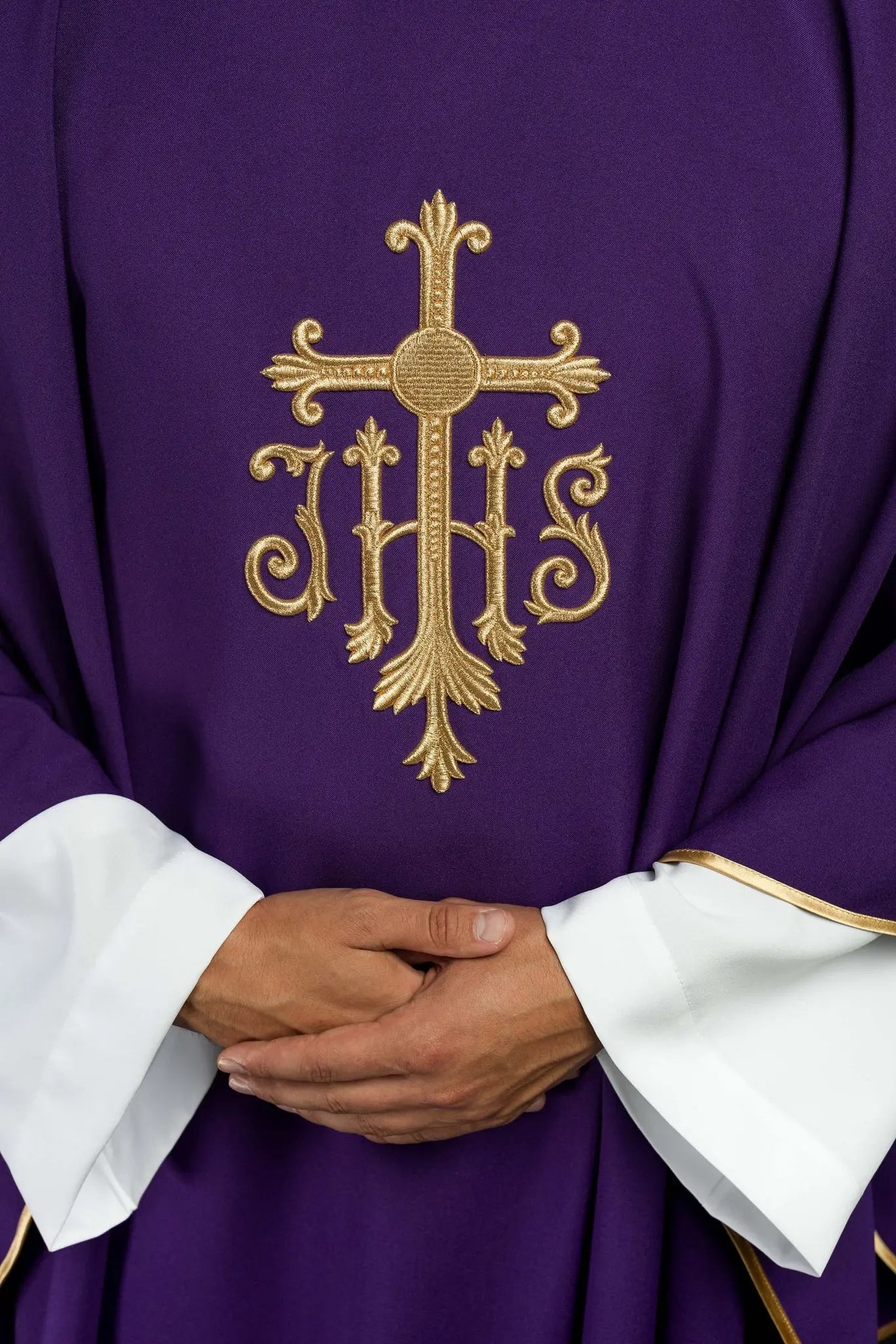 Chasuble violette brodée avec croix et JHS