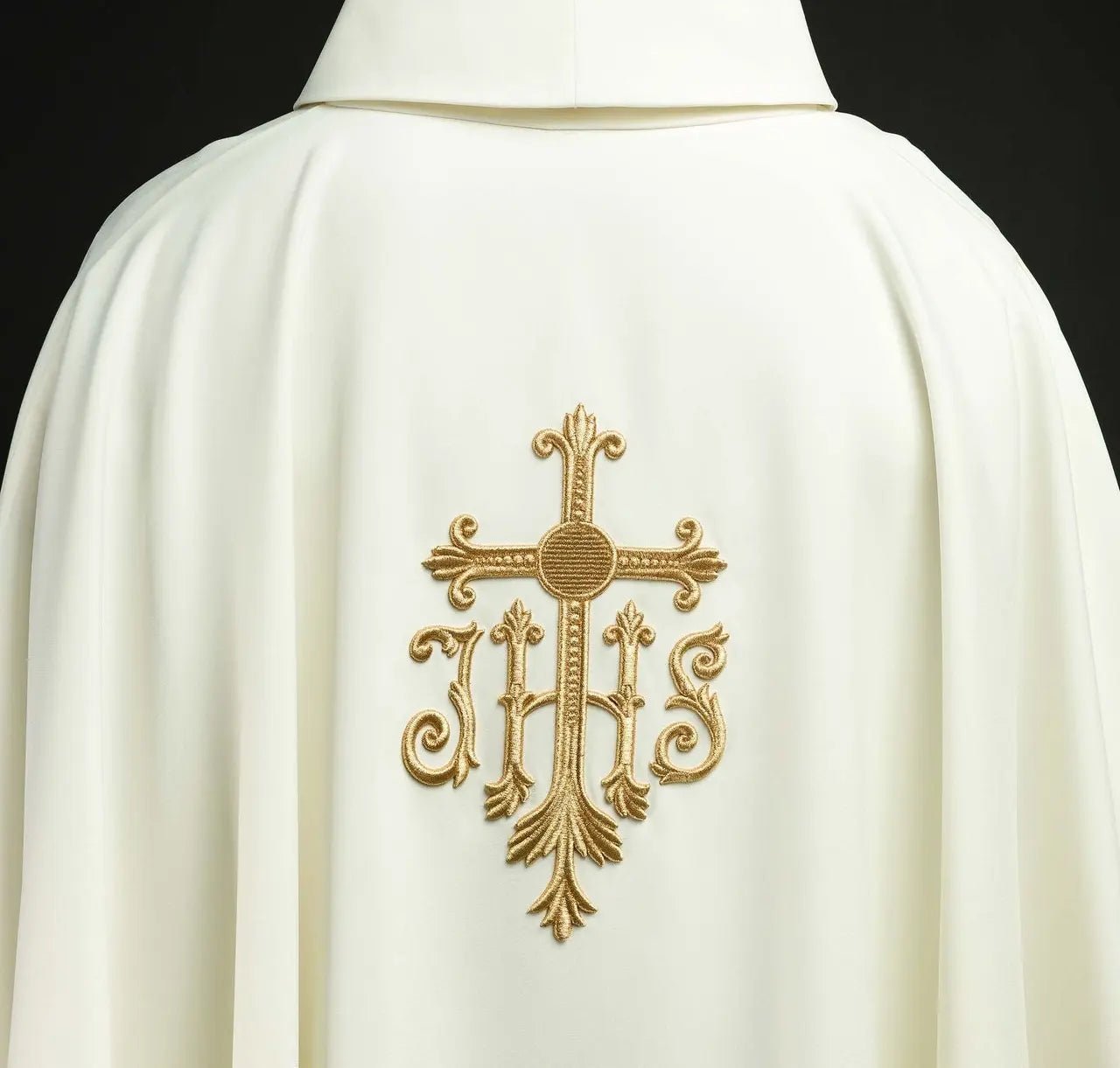 Chasuble brodée croix écrue