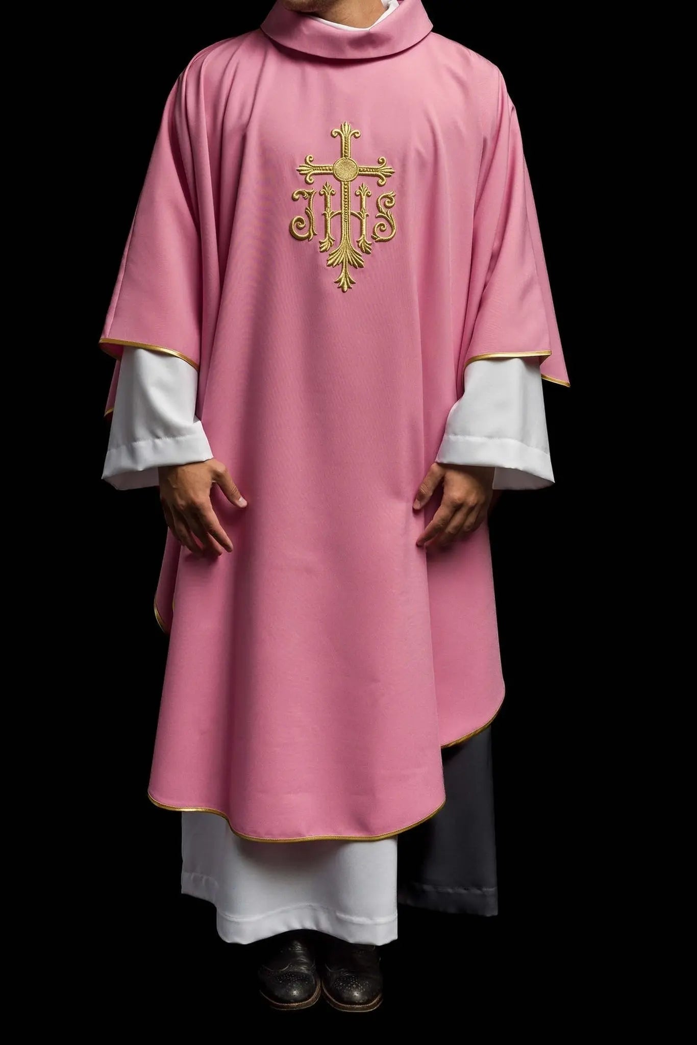 Chasuble rose JHS avec broderie en relief