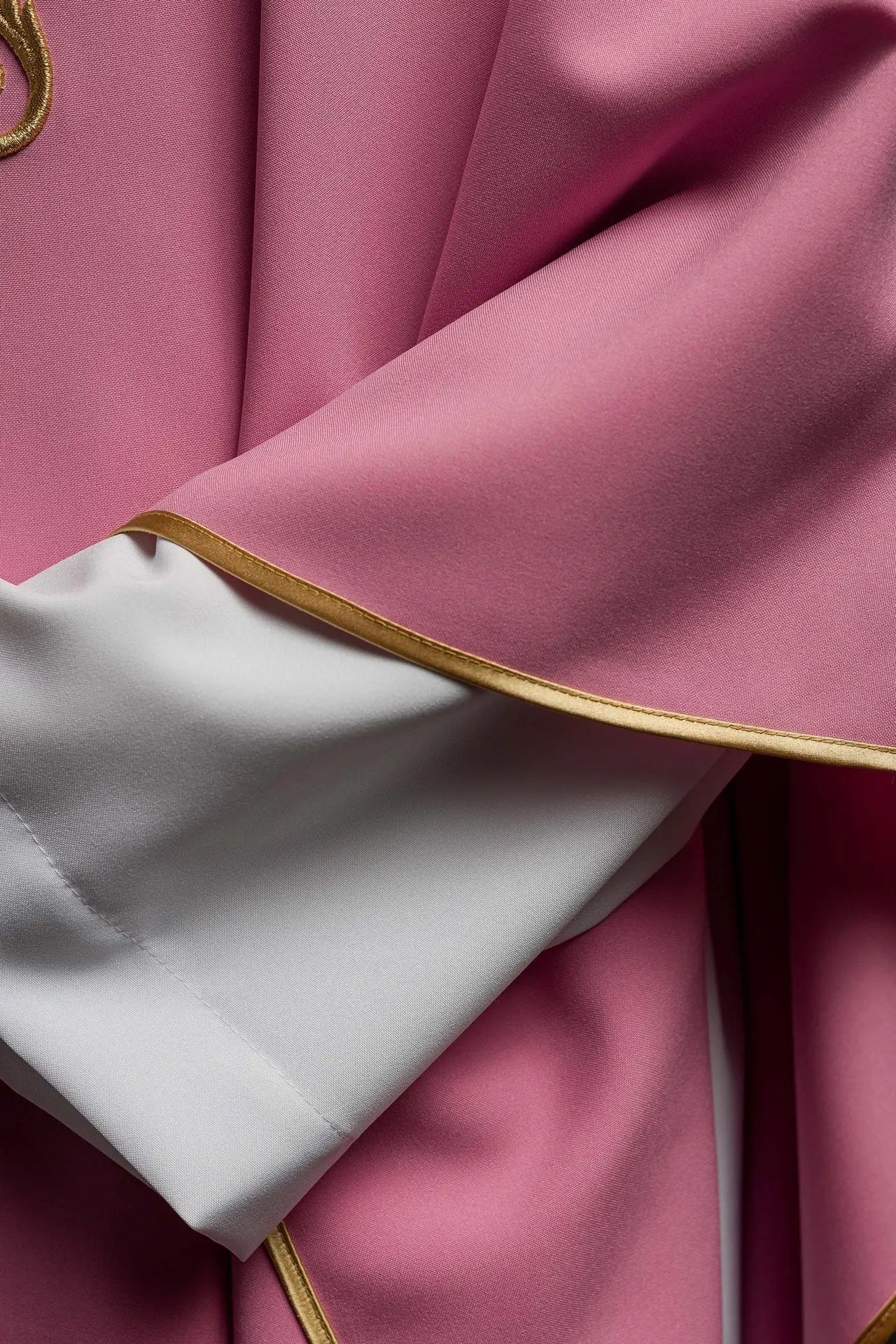 Chasuble rose JHS avec broderie en relief