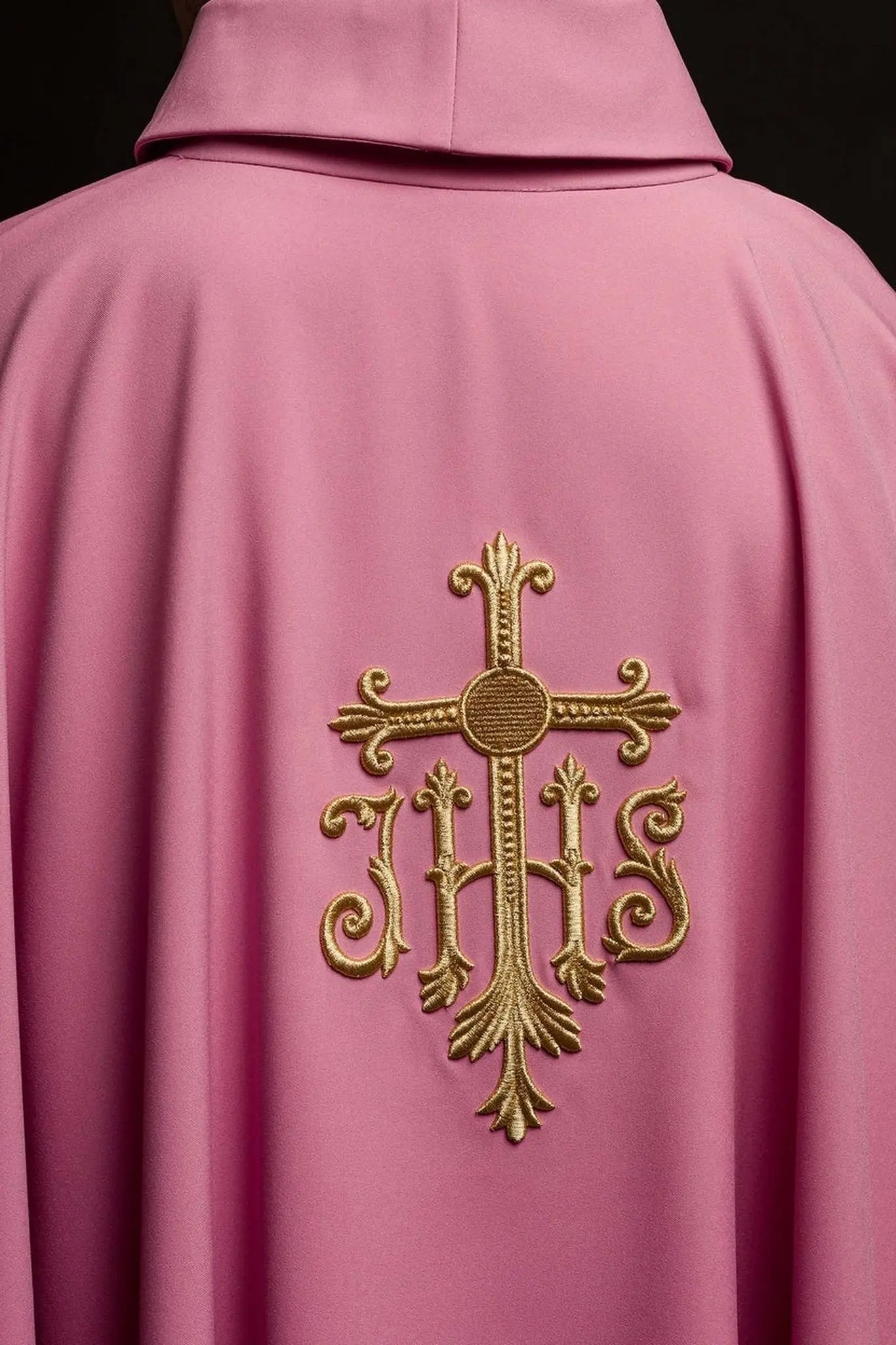 Chasuble rose JHS avec broderie en relief