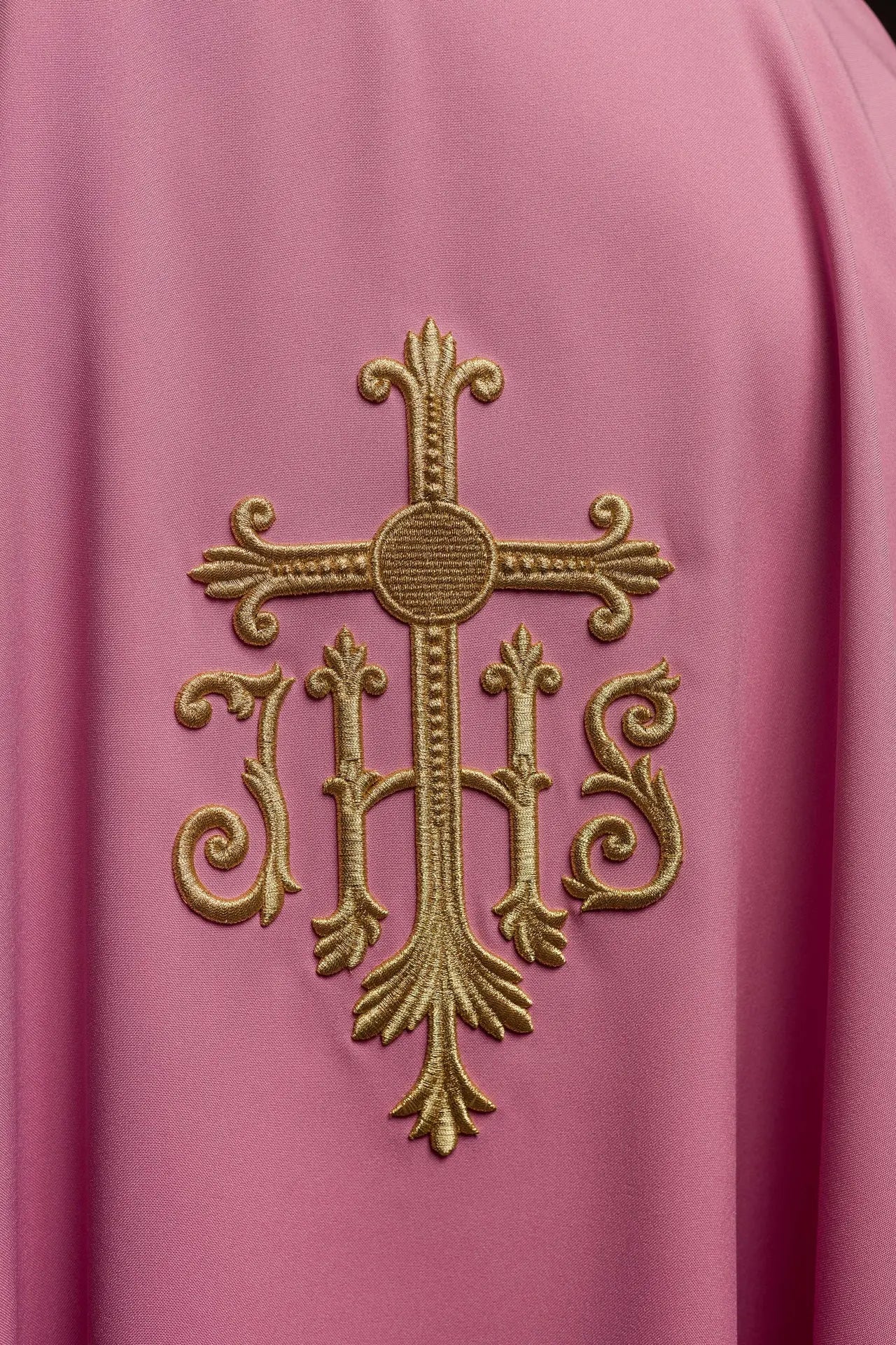 Chasuble rose JHS avec broderie en relief