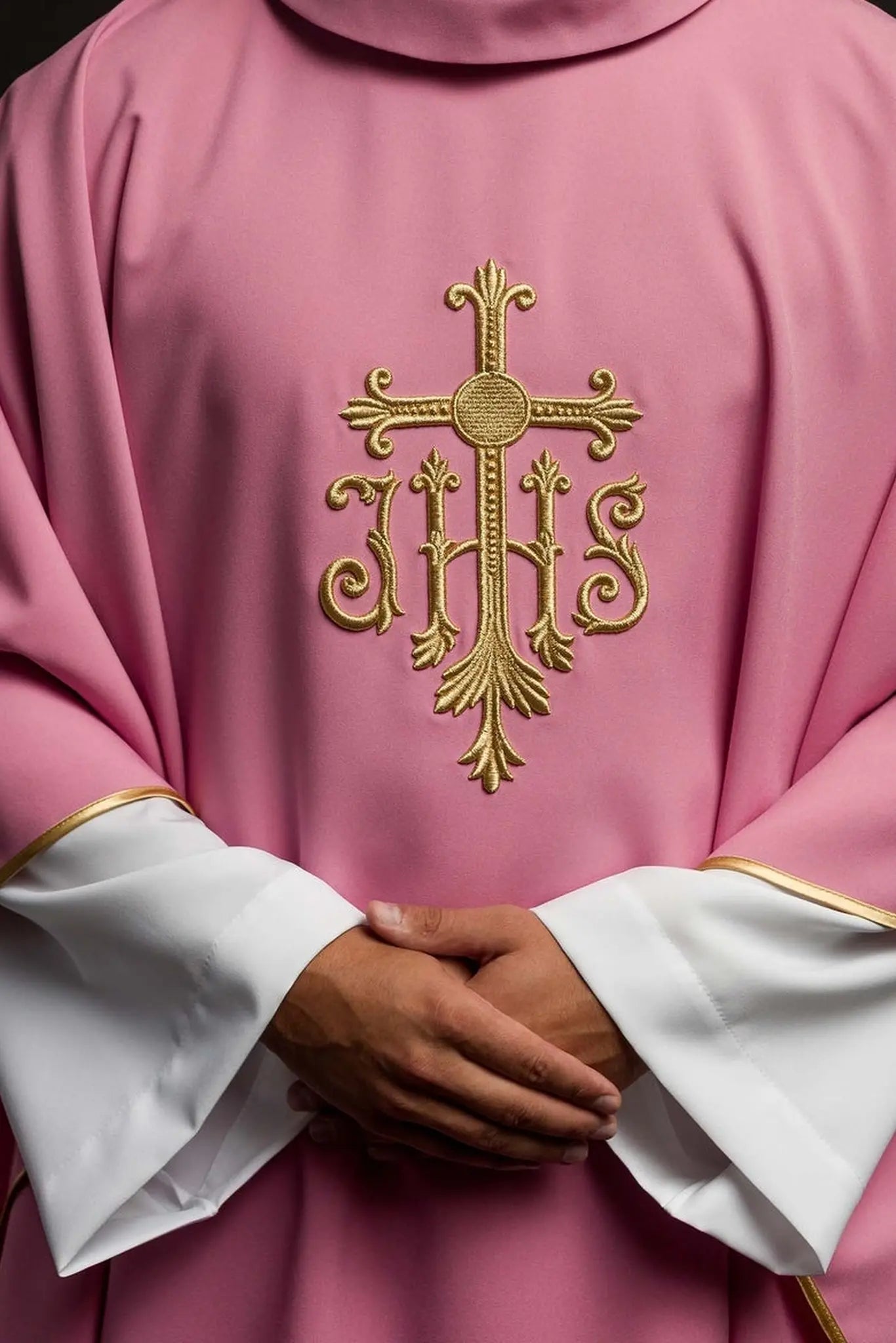 Chasuble rose JHS avec broderie en relief