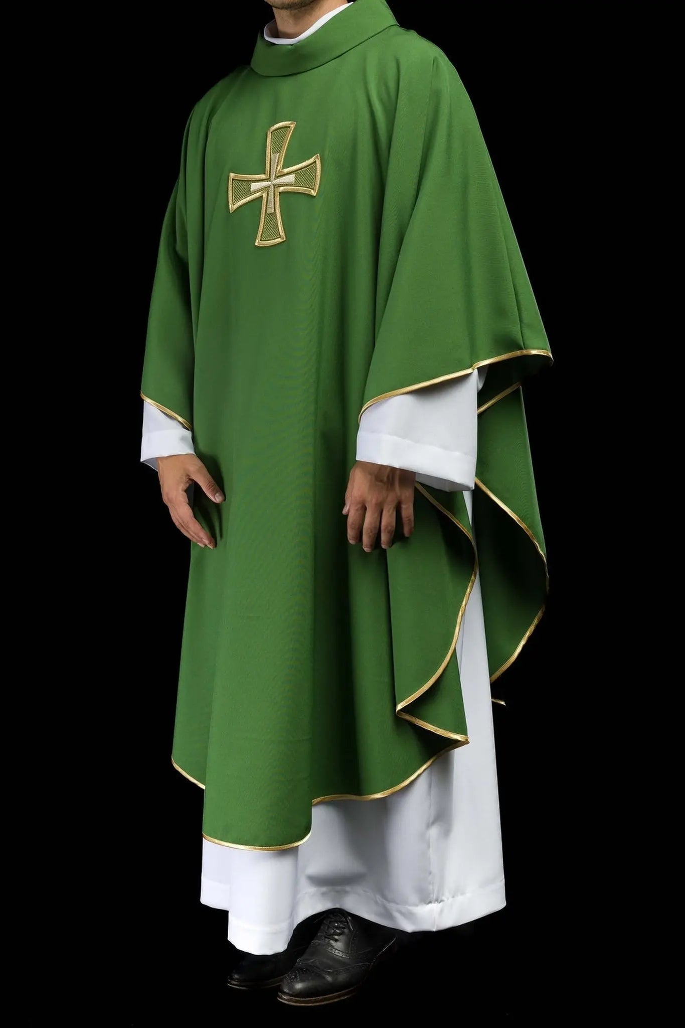 Chasuble brodée verte avec motif de croix