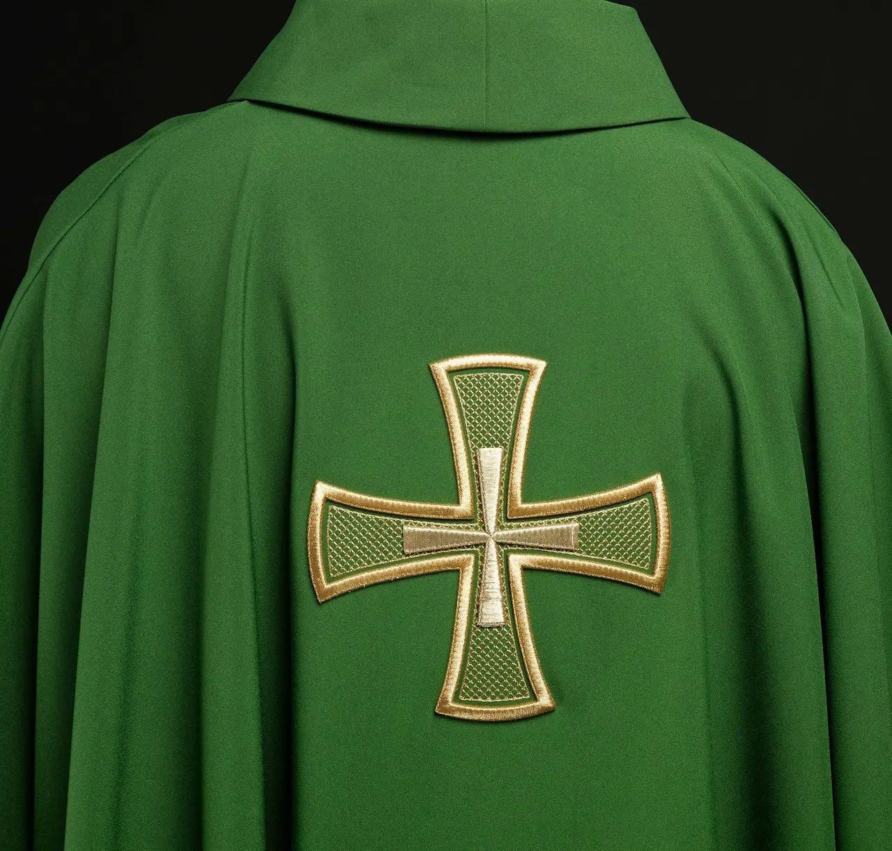 Chasuble brodée verte avec motif de croix