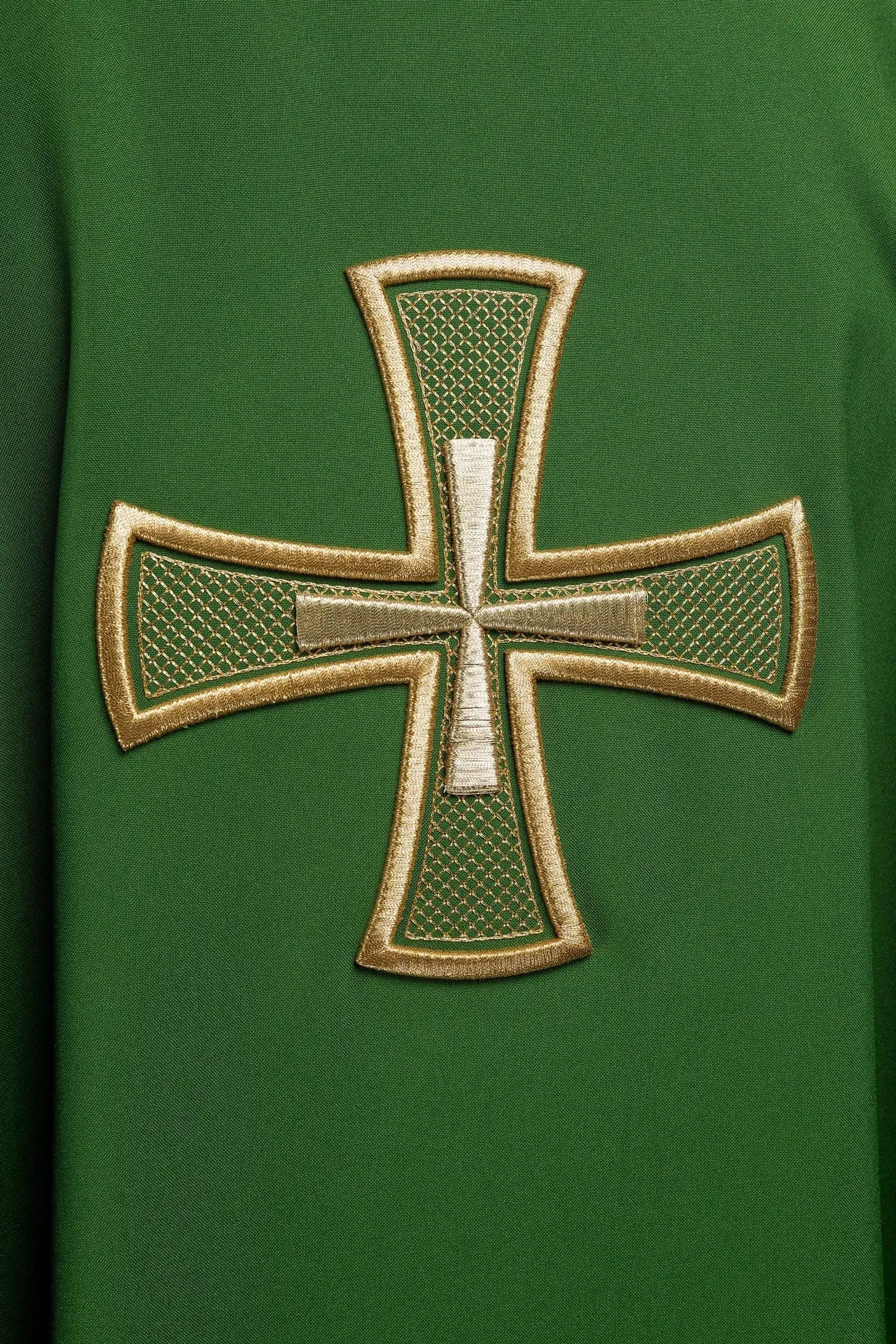 Chasuble brodée verte avec motif de croix