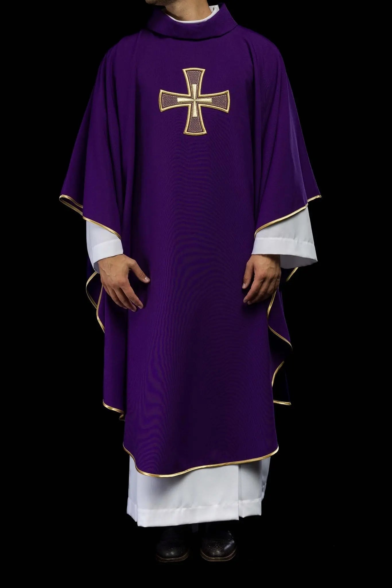 Chasuble brodée IHS violette
