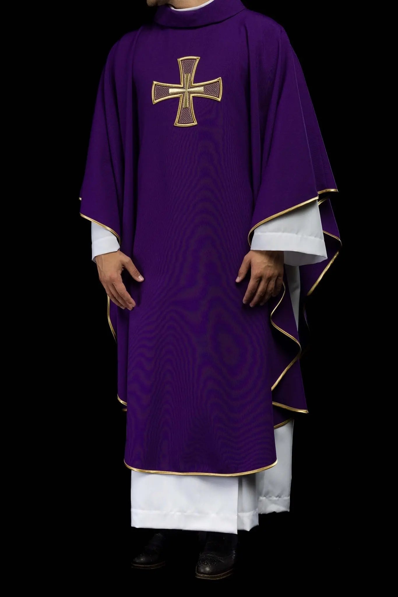 Chasuble brodée IHS violette