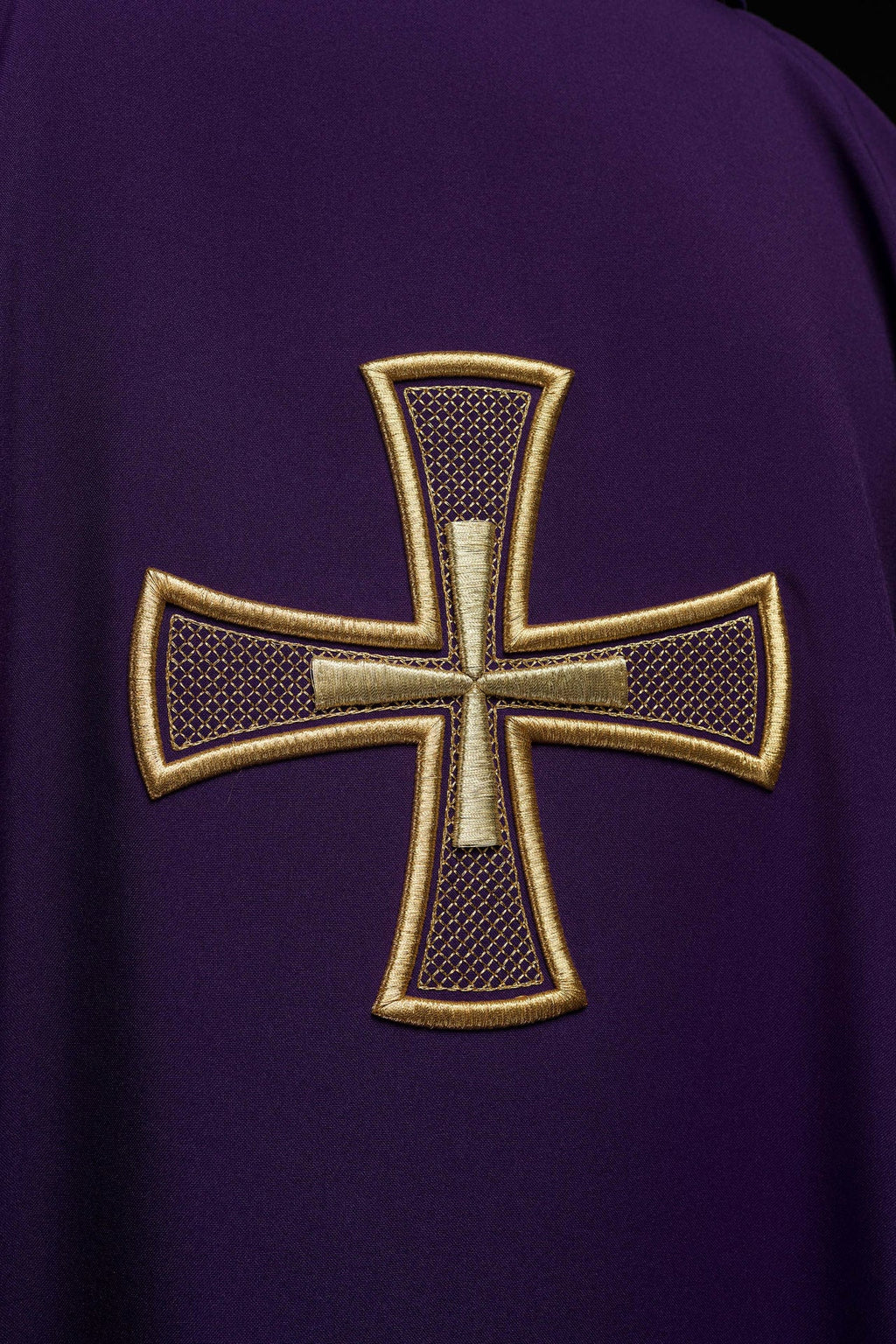 Ornat haftowany IHS Fioletowy - ORNATY.PL