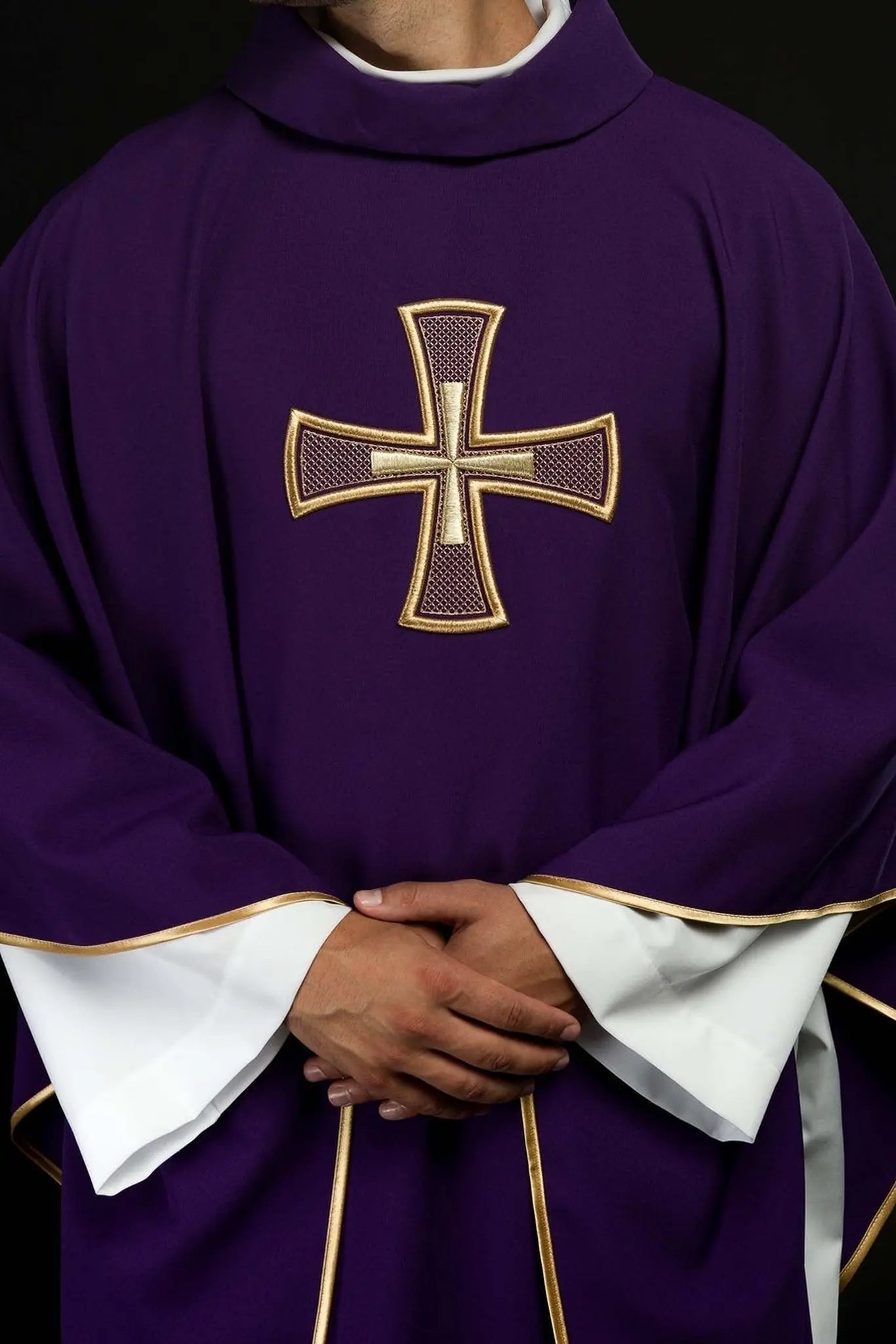 Chasuble brodée IHS violette