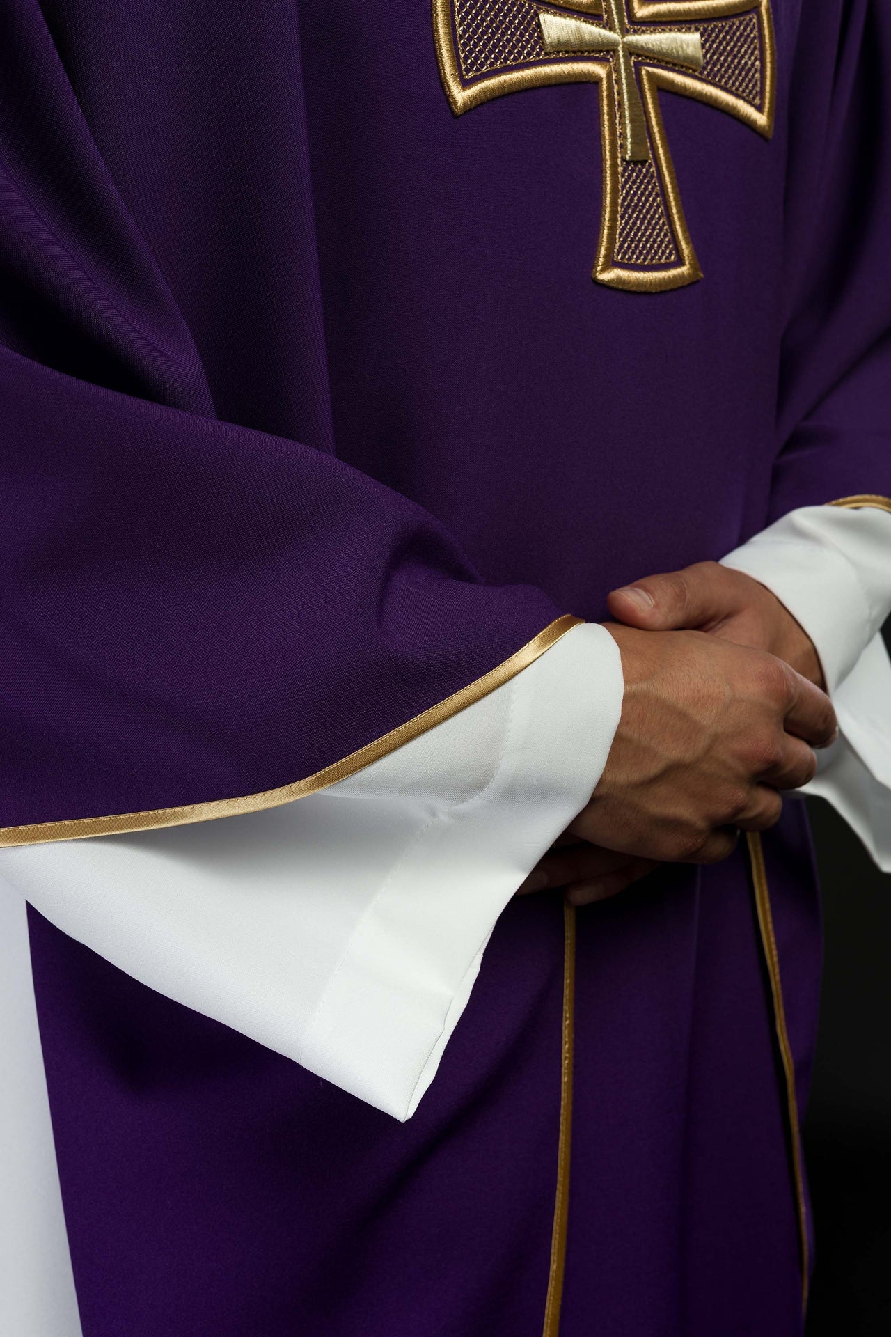 Ornat haftowany IHS Fioletowy - ORNATY.PL