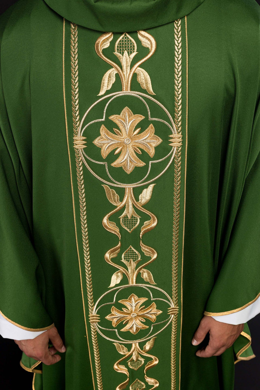 Ornat haftowany Zielony z Ozdobnym Pasem - ORNATY.PL