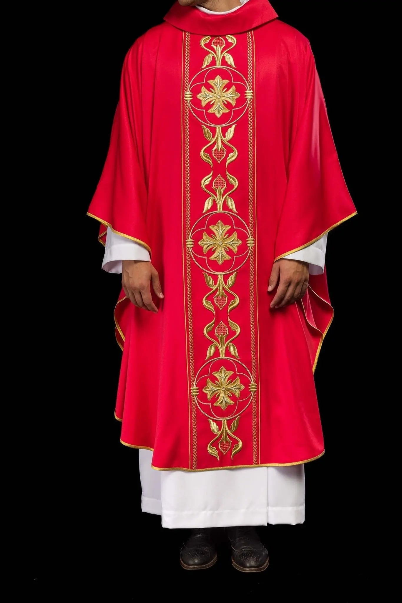 Chasuble rouge brodée avec bande décorative