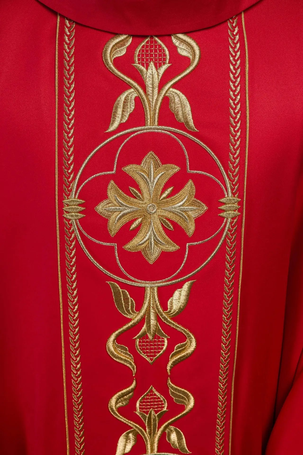 Chasuble rouge brodée avec bande décorative