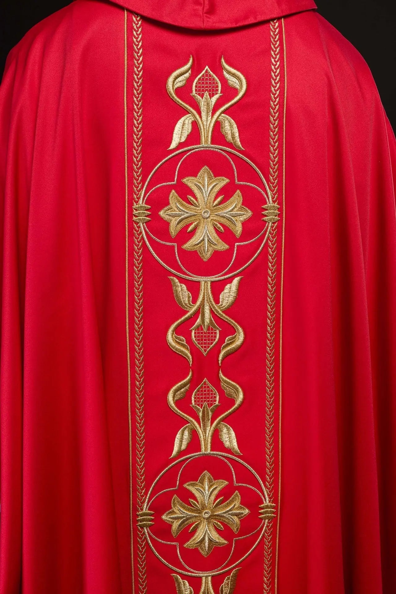 Chasuble rouge brodée avec bande décorative