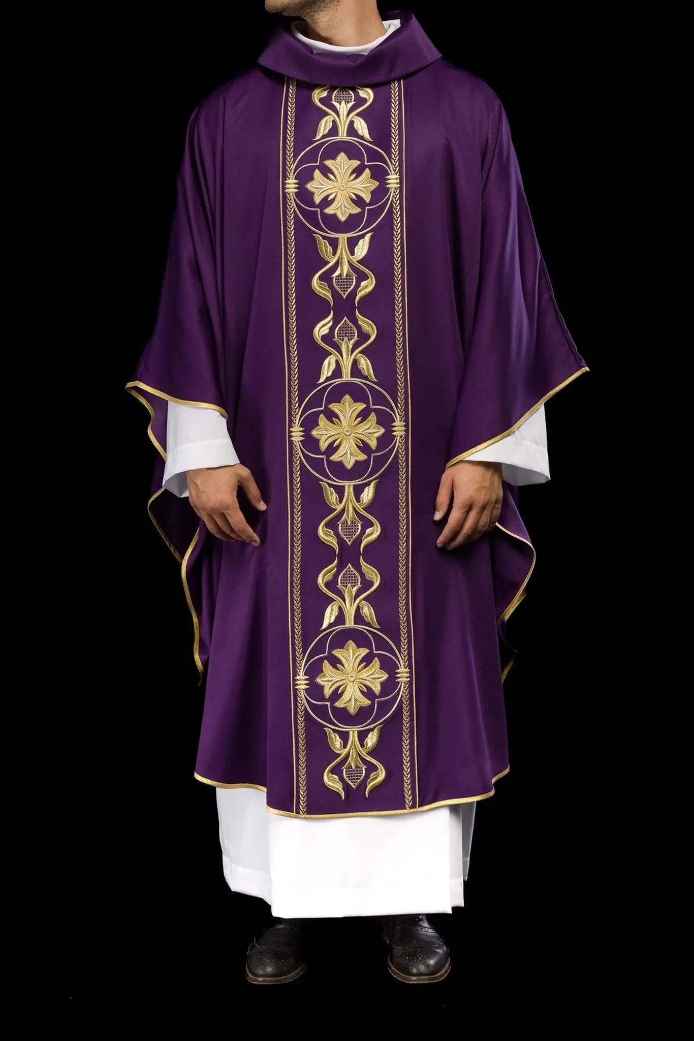 Chasuble violette brodée avec bande décorative