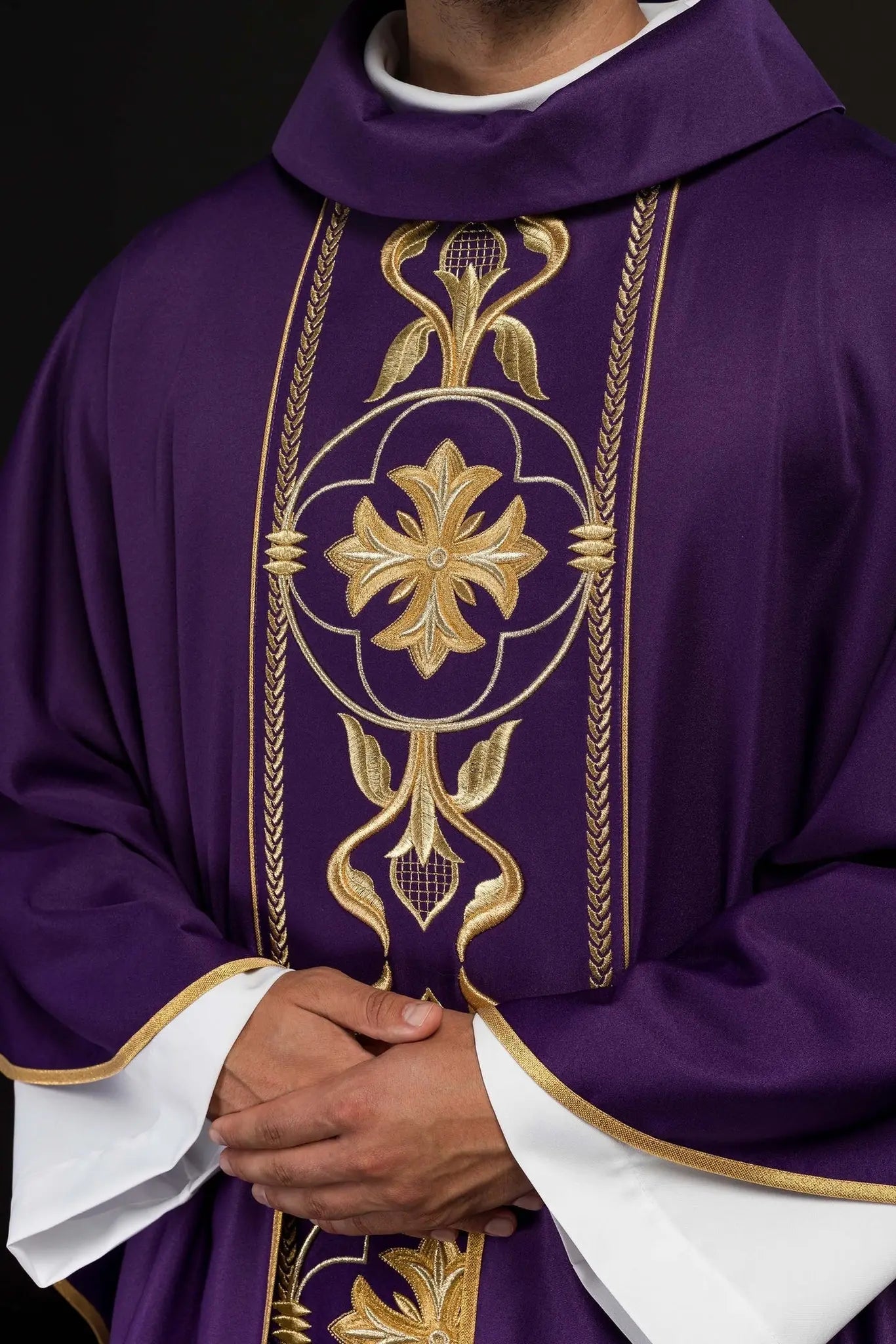 Chasuble violette brodée avec bande décorative