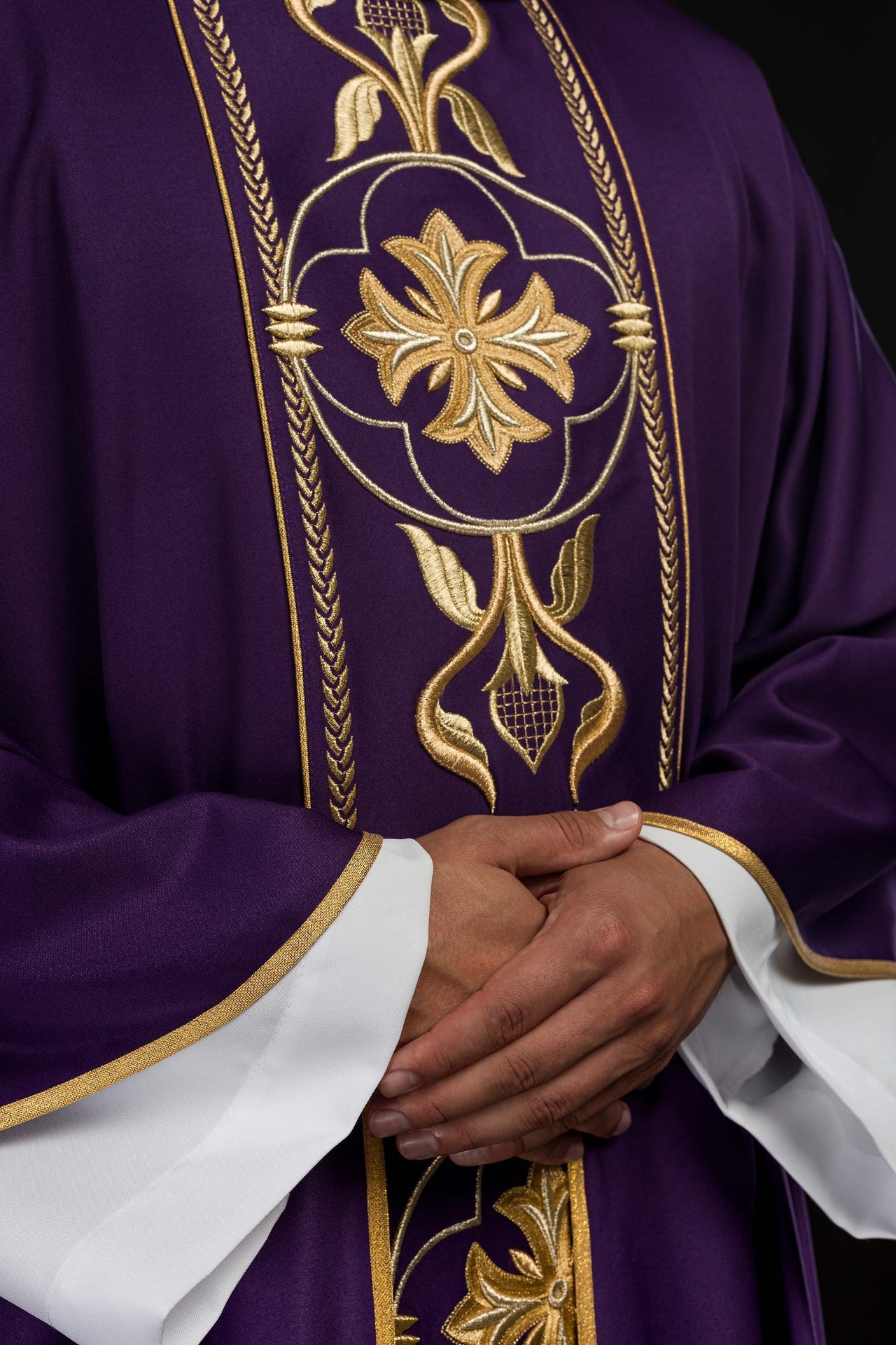 Ornat haftowany fioletowy z Ozdobnym Pasem - ORNATY.PL