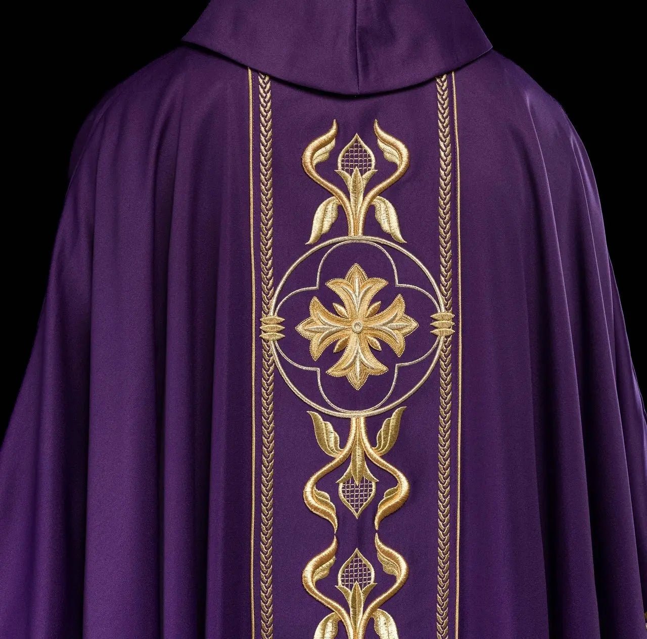 Chasuble violette brodée avec bande décorative