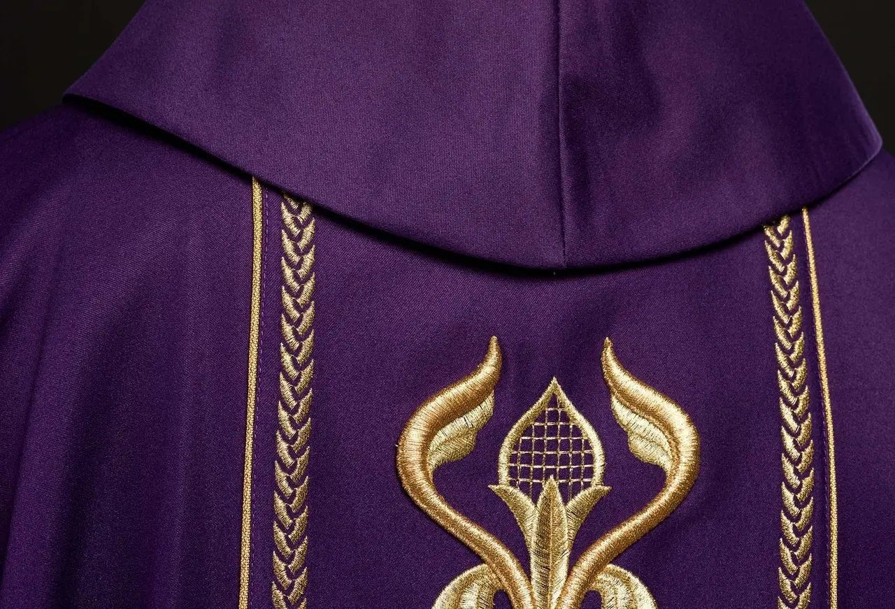 Chasuble violette brodée avec bande décorative