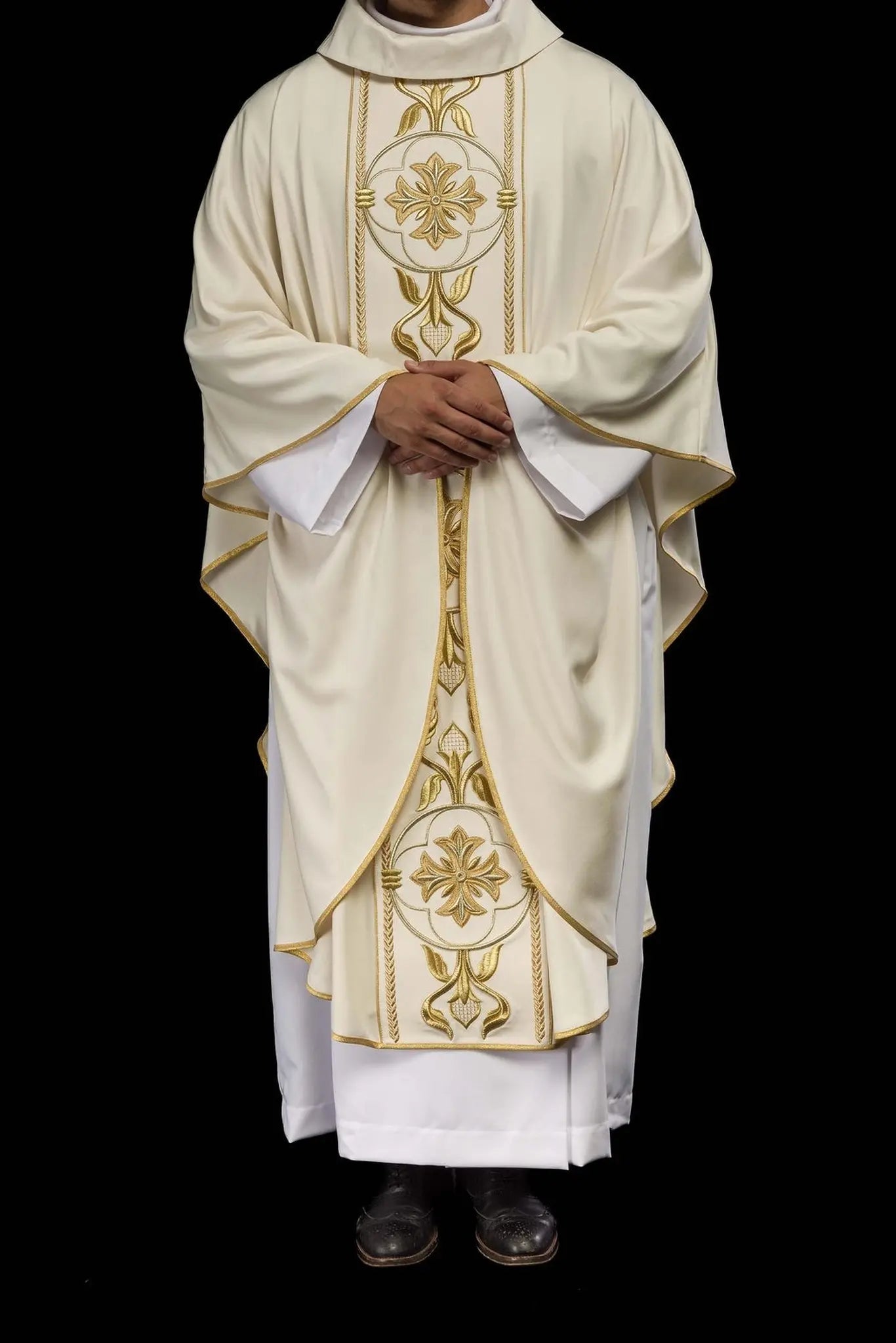 Chasuble écrue avec croix brodée