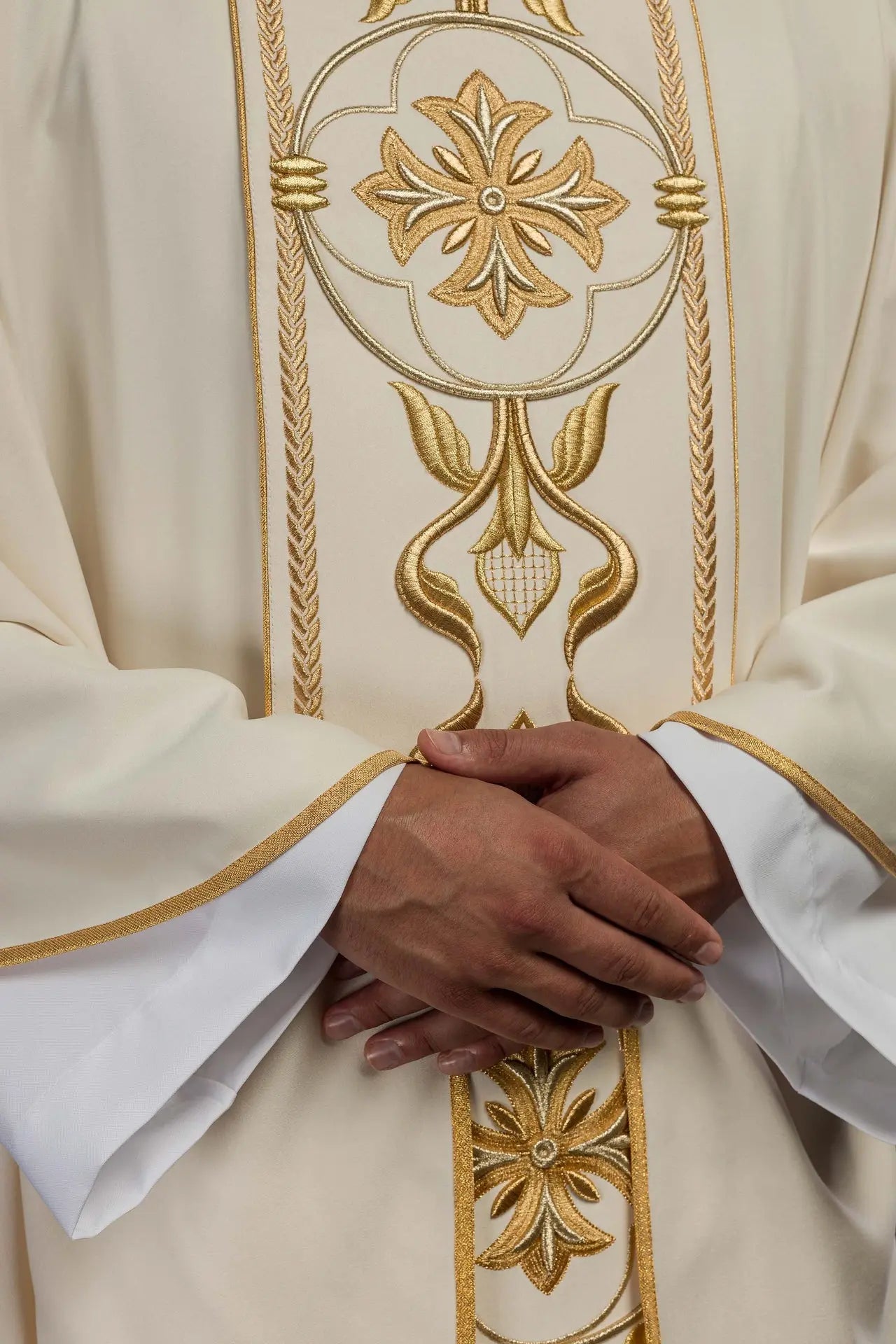 Chasuble écrue avec croix brodée