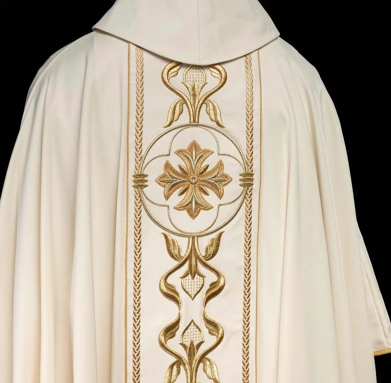 Chasuble écrue avec croix brodée