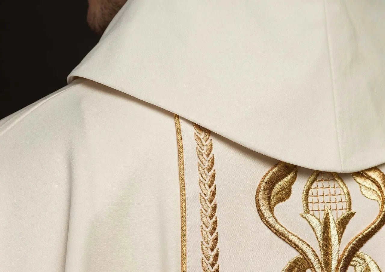Chasuble écrue avec croix brodée
