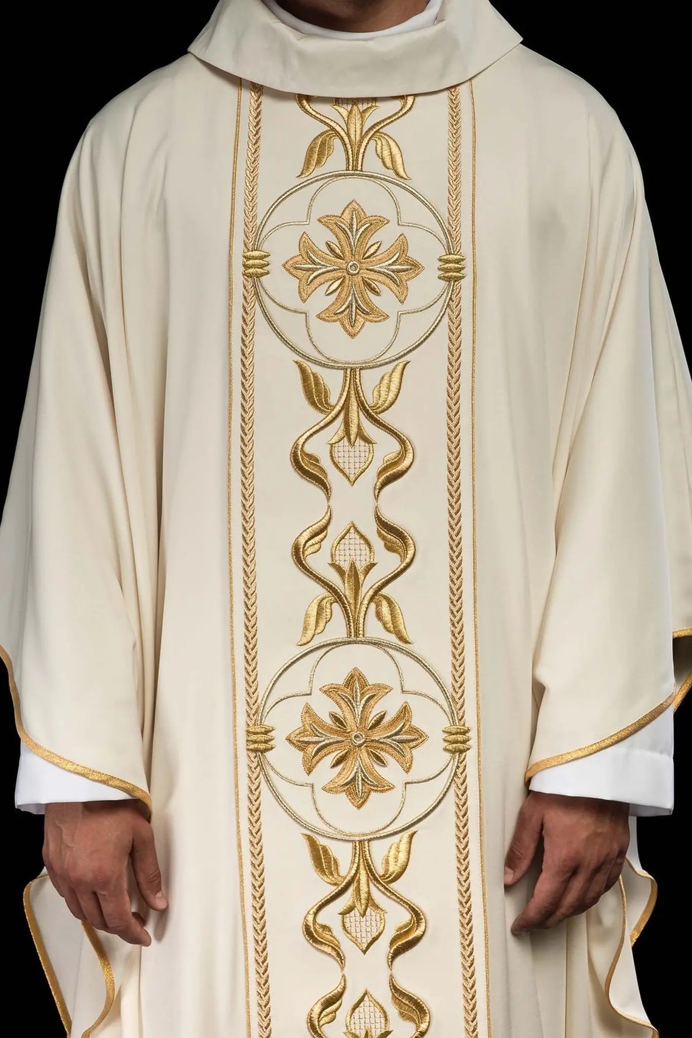 Chasuble écrue avec croix brodée