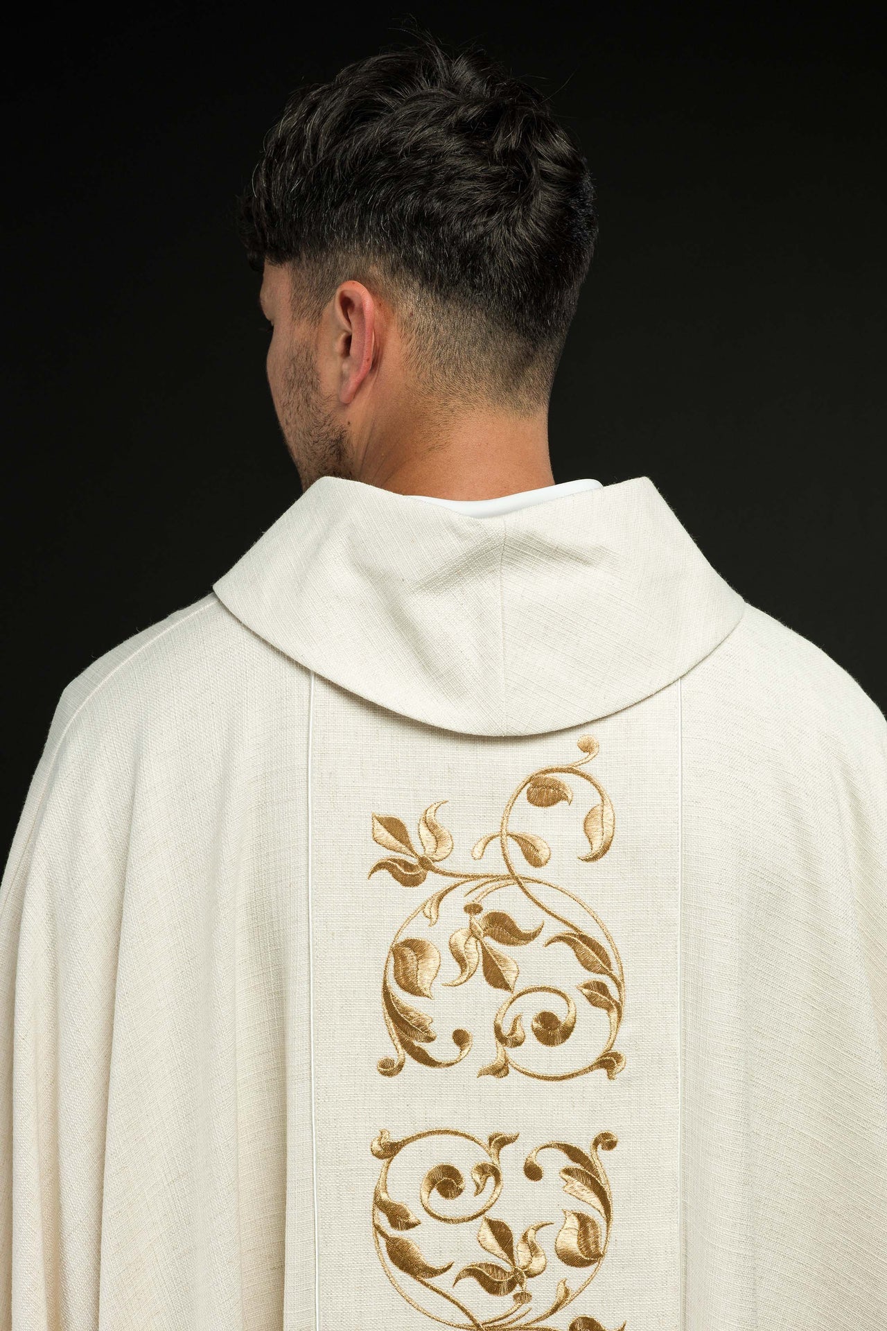 Ornat haftowany z wizerunkiem Świętej Rodziny tkanina o naturalnym splocie - ORNATY.PL