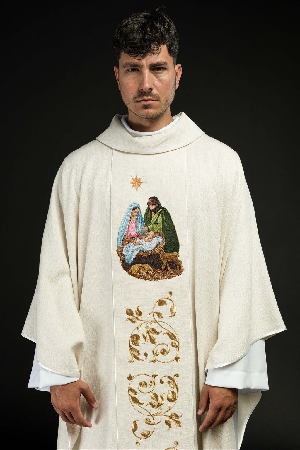 Ornat haftowany z wizerunkiem Świętej Rodziny tkanina o naturalnym splocie - ORNATY.PL