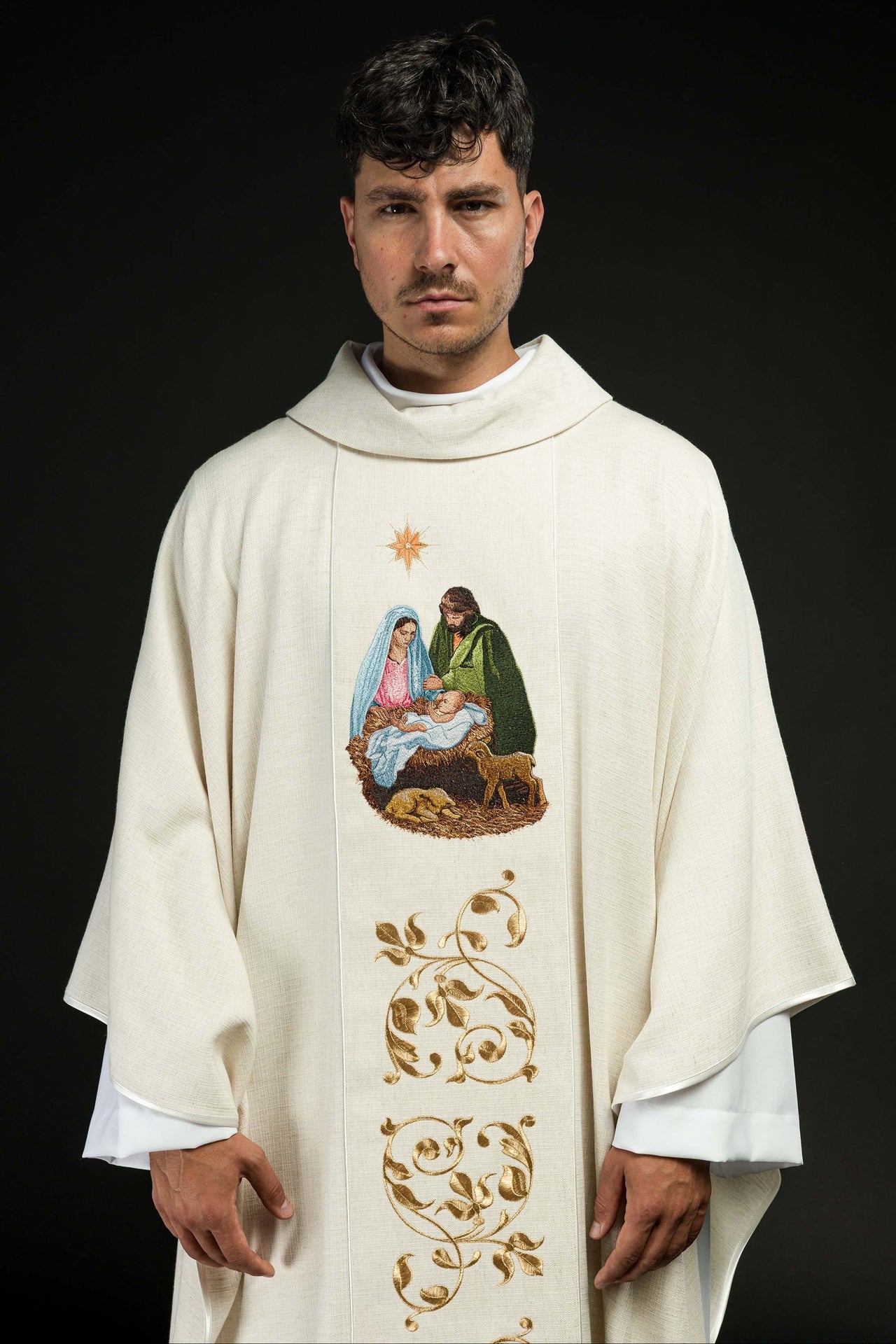 Ornat haftowany z wizerunkiem Świętej Rodziny tkanina o naturalnym splocie - ORNATY.PL