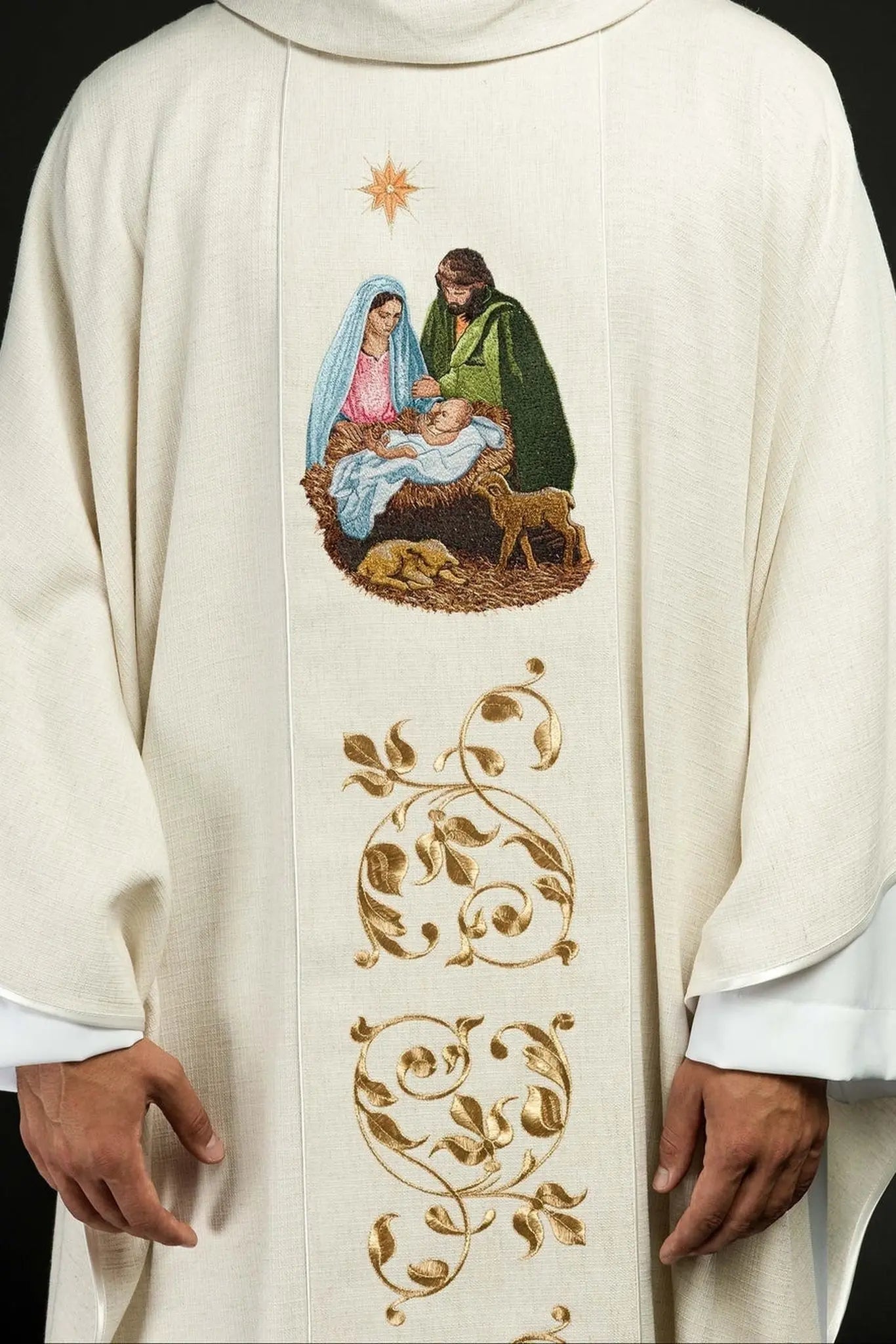 Chasuble brodée avec l'image de la Sainte Famille tissu en toile naturelle