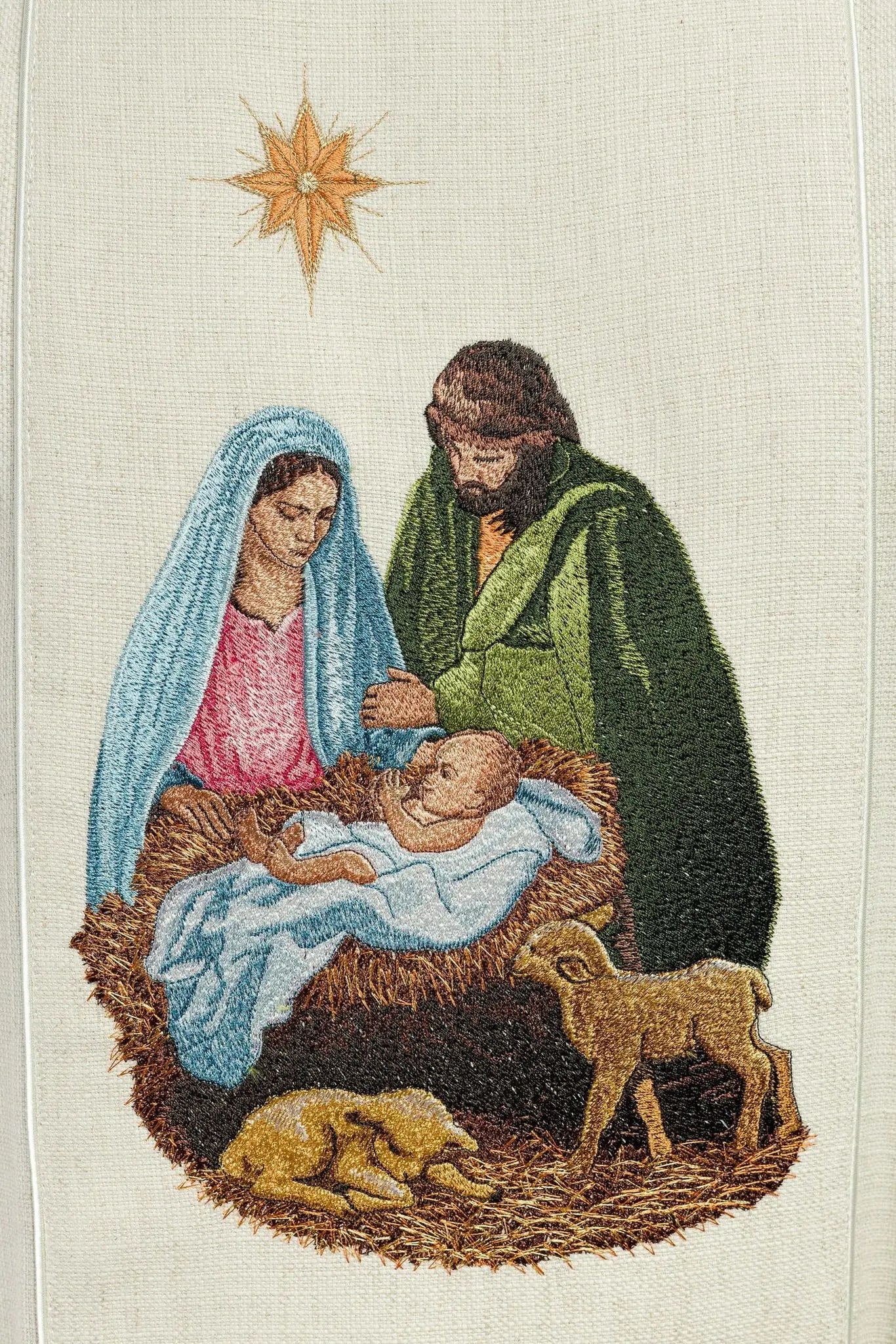 Chasuble brodée avec l'image de la Sainte Famille tissu en toile naturelle